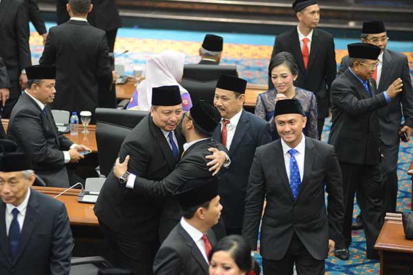 Anggota DPRD Partai NasDem Nova Harivan Paloh (tengah) mendapat ucapan selamat dari sesama anggota.