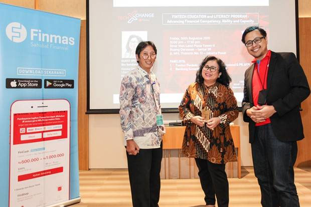 Head of PR and Corporate Communication Finmas Rainer Emanuel, Kepala Departemen Literasi dan Inkusi Keuangan OJK Sondang M Samosir 