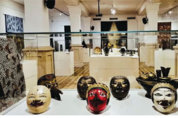 Berbagai koleksi tekstil, kerajinan, dan perhiasan Indonesia dipamerkan di Museum Sejarah Regional Kota Sofi a, Bulgaria, Senin (26/8).