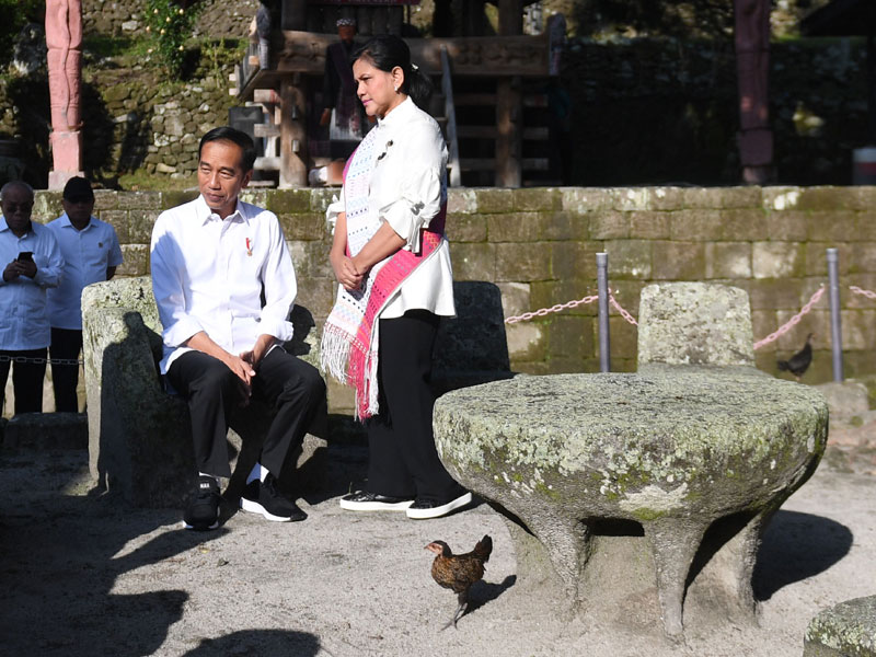Presiden Joko Widodo (kiri) bersama Ibu Negara Iriana Joko Widodo (kanan) mengunjungi Kampung Adat Batu Persidangan di Samosir, Sumut.