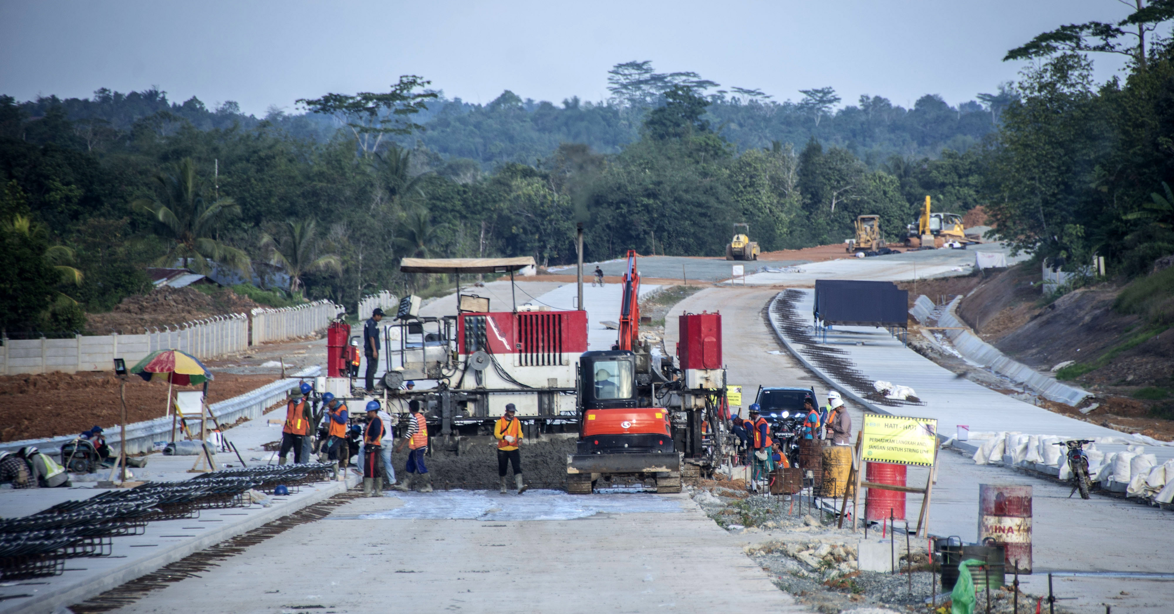 Pekerja beraktivitas dalam Proyek Pembangunan Ruas Jalan Tol Balikpapan-Samarinda (MYC) Seksi V rute Km 13-Sepinggan di Balikpapan