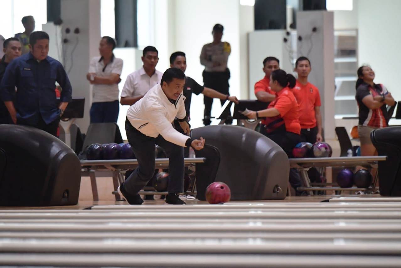 Menpora Imam Nahrawi menjajal arena boling di Jakabaring Sport Center, Palembang, Sumsel.