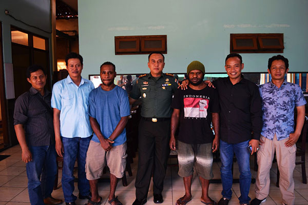 Dandim Letkol (Kav) Minarso foto bersama warga Papua di Klaten