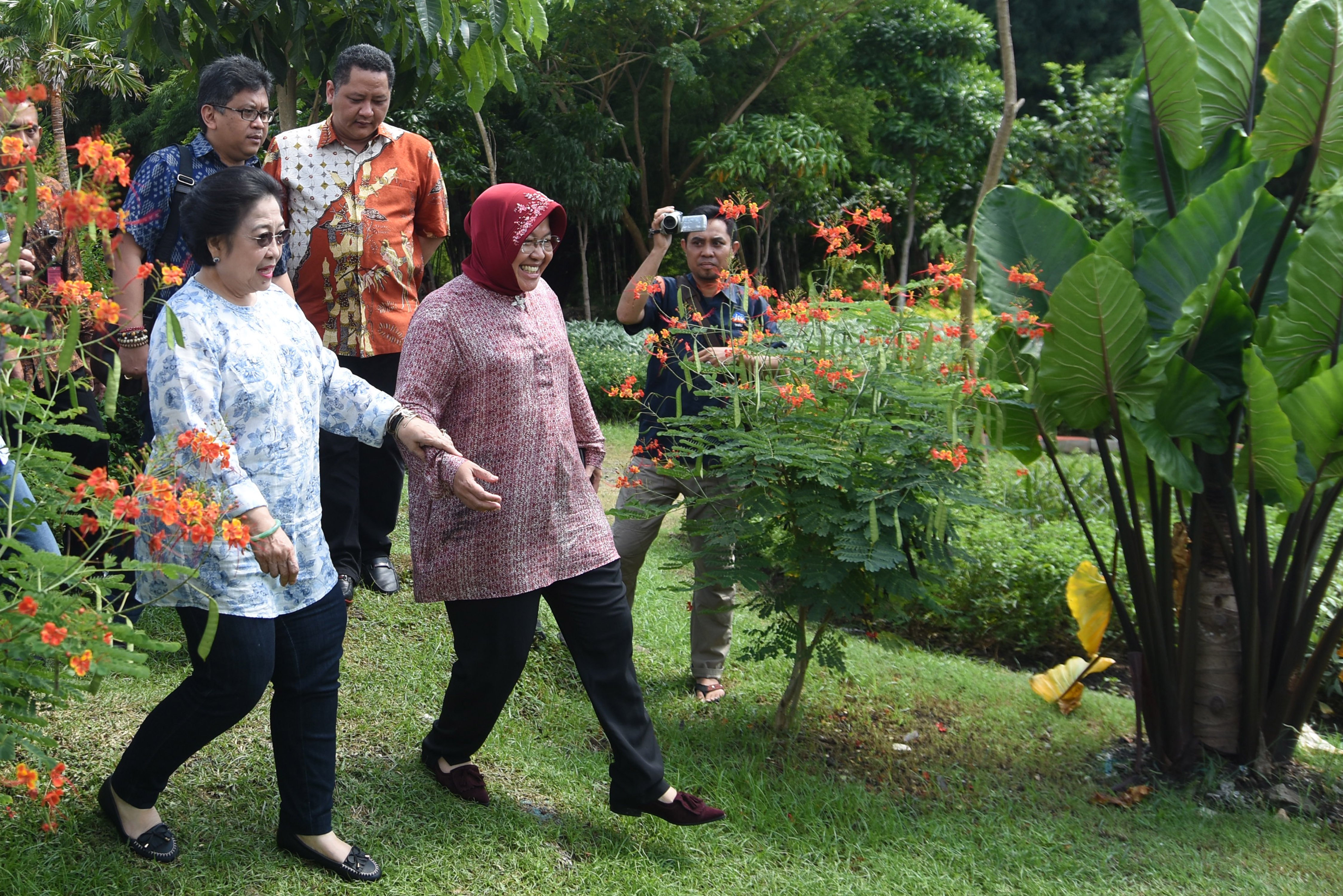  Ketua Umum DPP PDI Perjuangan Megawati Soekarnoputri (kiri) dan Wali Kota Surabaya Tri Rismaharini berjalan di Taman Harmoni, Surabaya