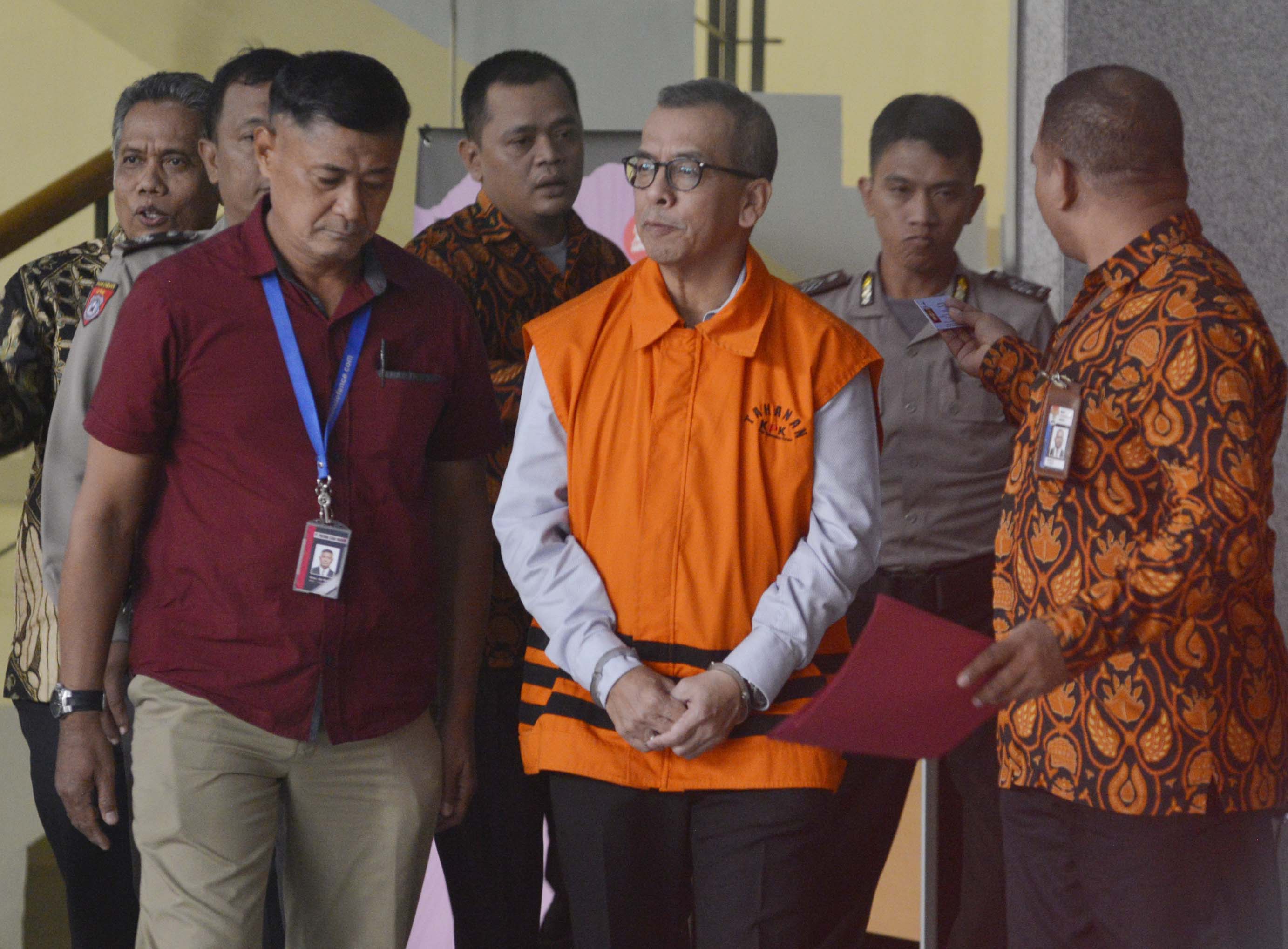 mantan Direktur Utama PT. Garuda Indonesia Emrisyah Satar mengenakan rompi oranye setelah resmi ditahan KPK dalam perkara TPPU