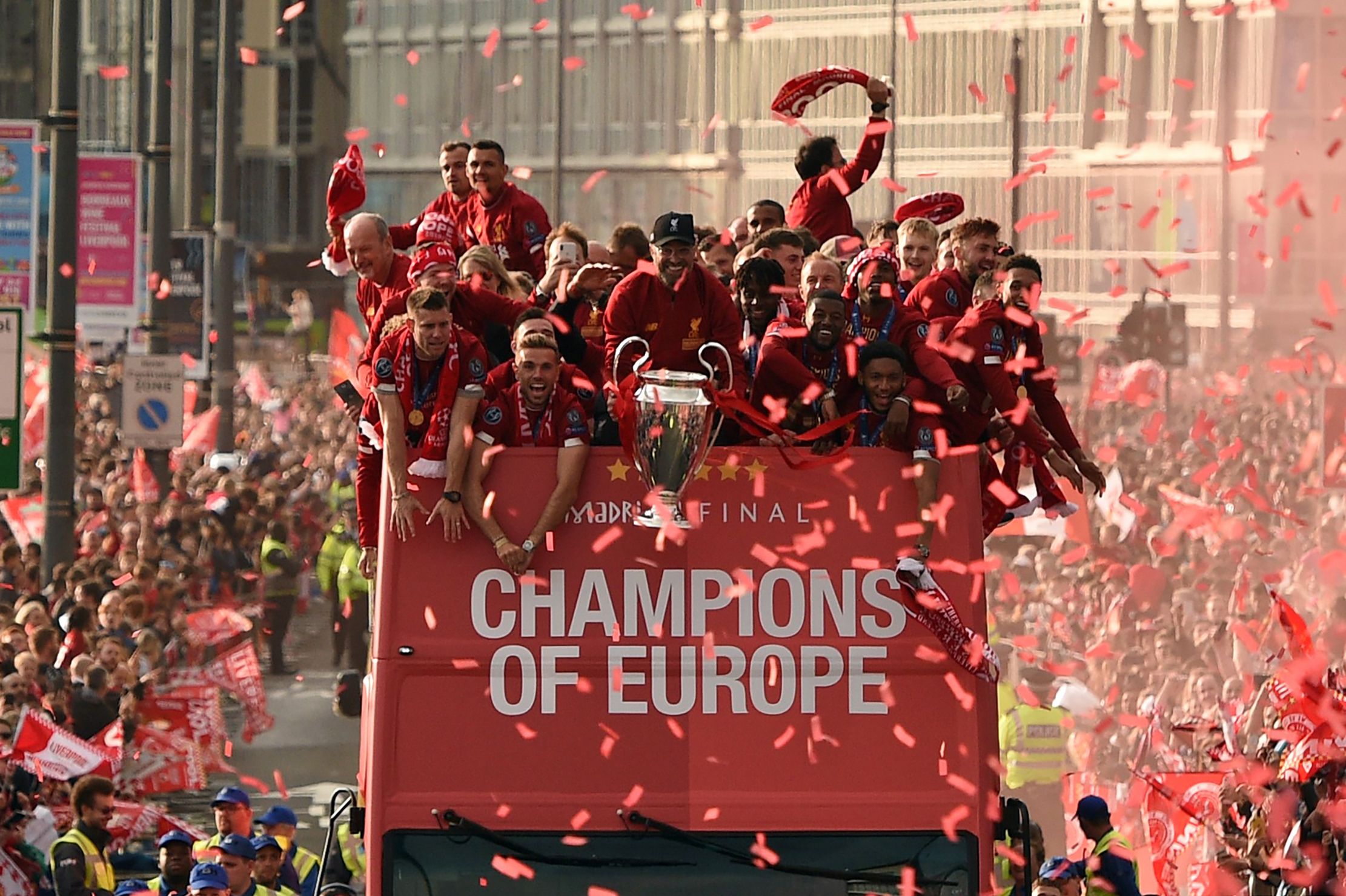 Juergen Klopp memegang trofi Liga Champions saat parade kemenangan the Reds di Liverpool.