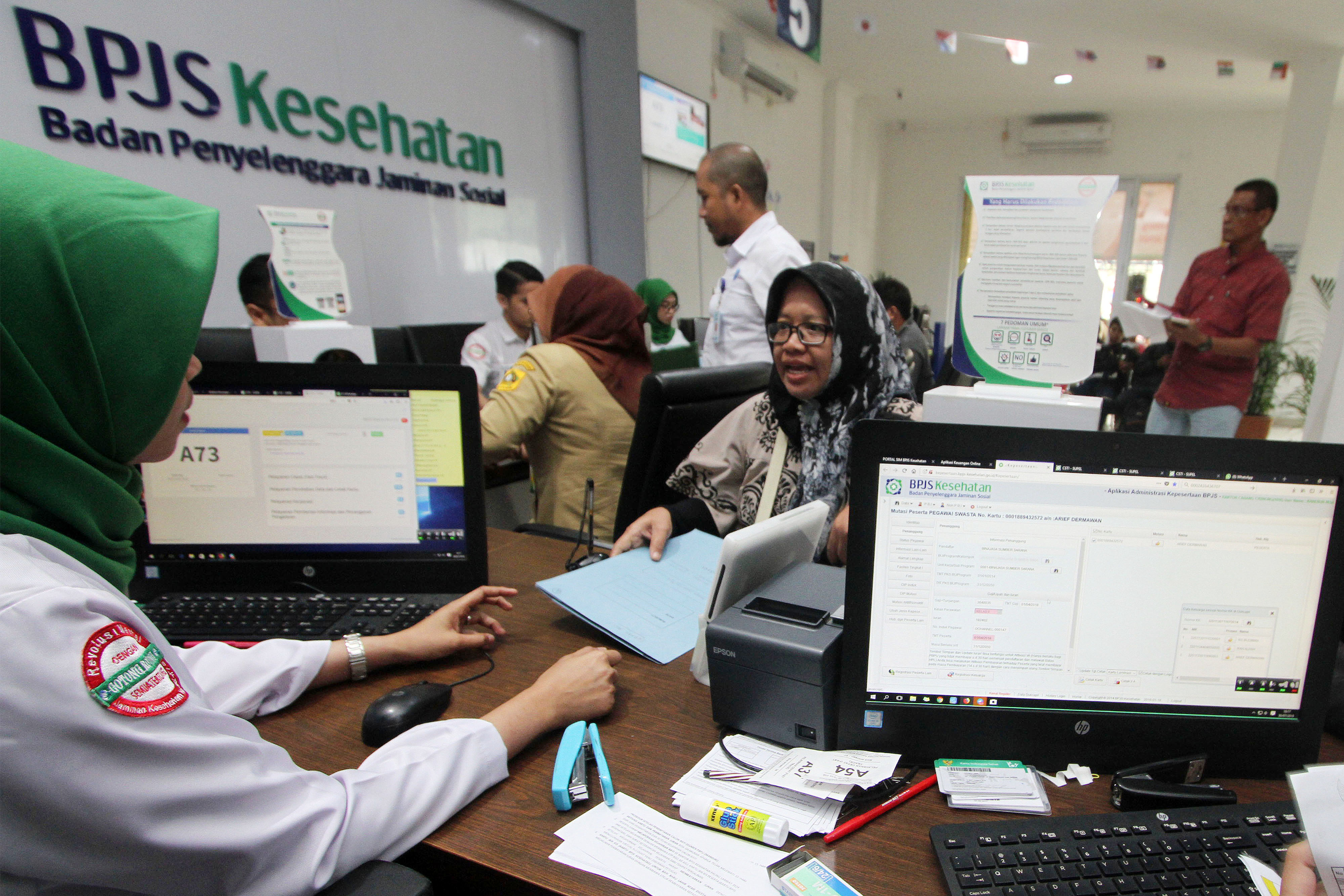 Petugas melayani pengurusan kepesertaan Badan Penyelenggara Jaminan Sosial (BPJS) Kesehatan di Kabupaten Bogor, Jawa Barat.