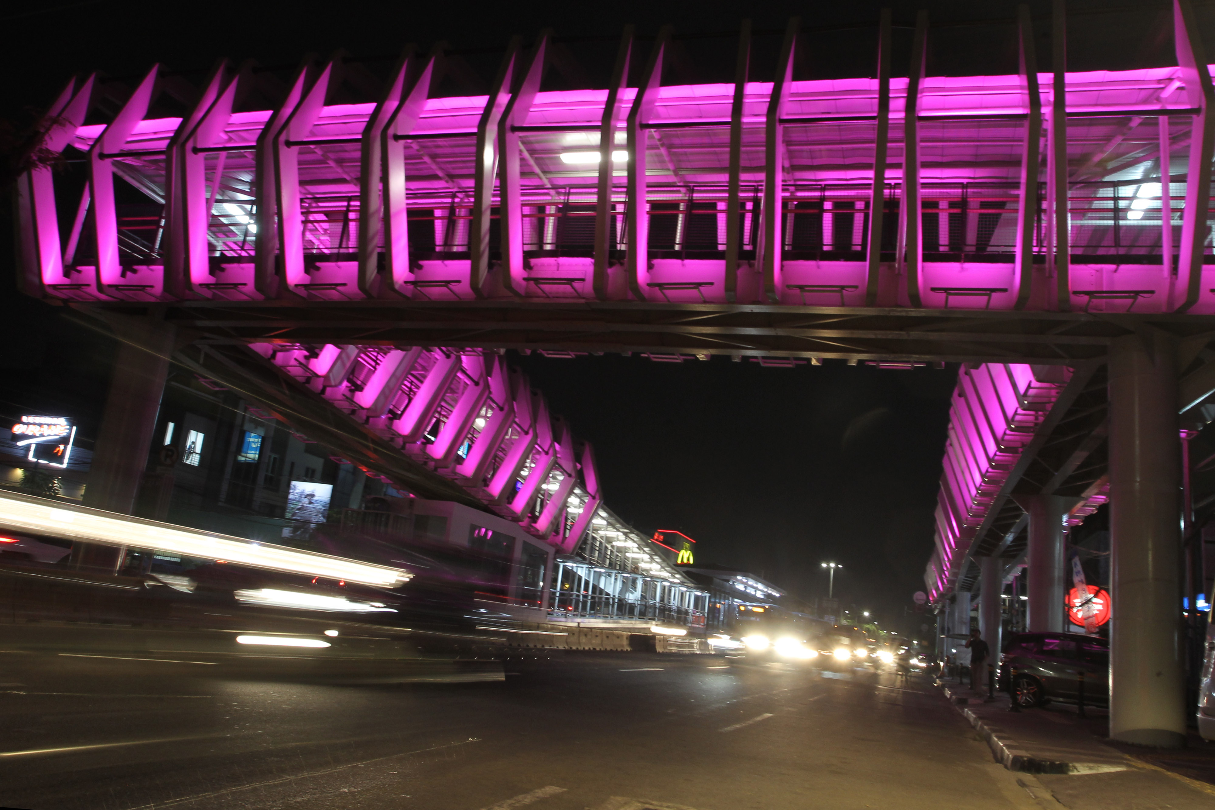 Tampilan jembatan penyeberangan (skybridge) yang menghubungkan Stasiun LRT Velodrome dengan Halte Trans-Jakarta Pemuda di Rawamangun.