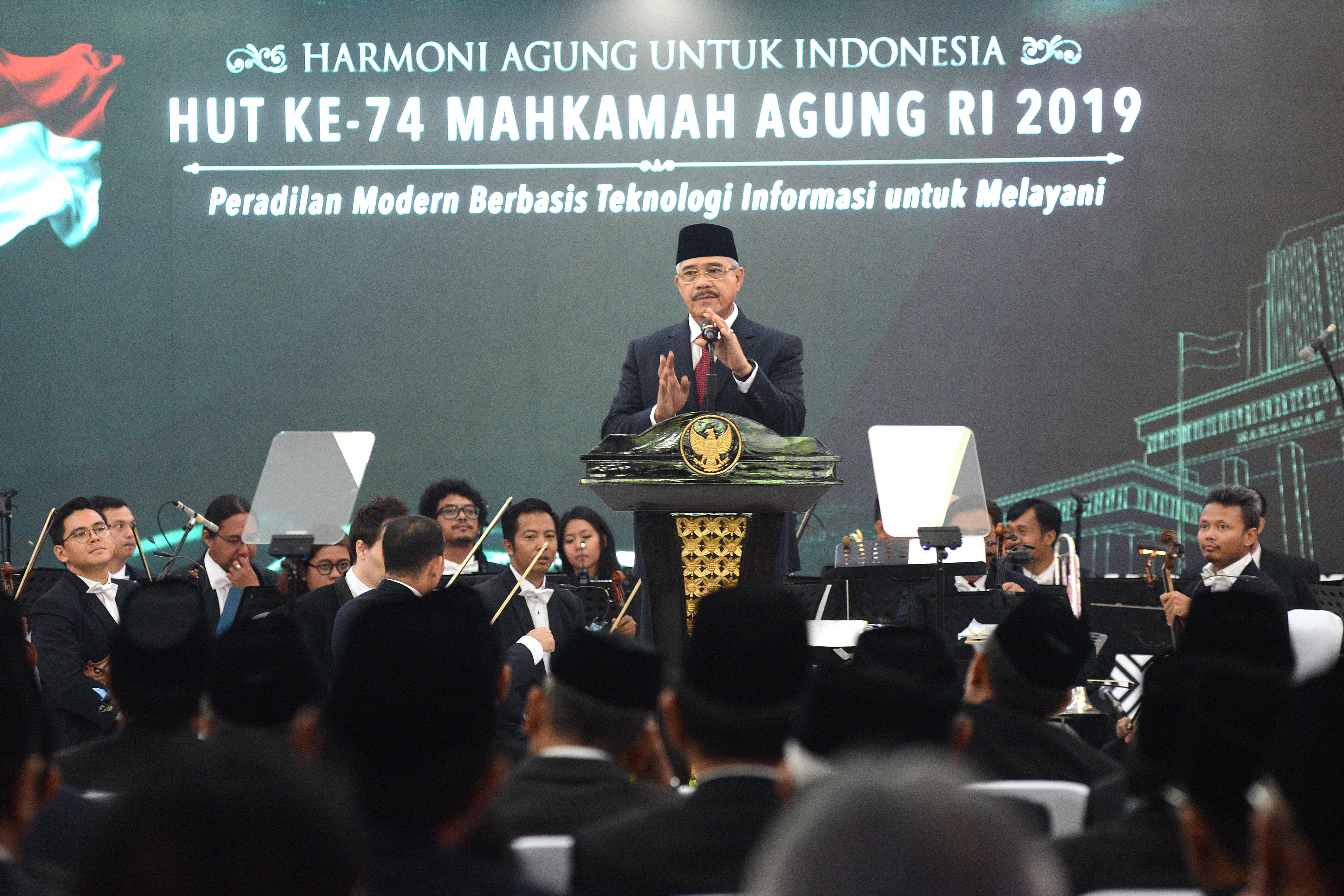 Ketua Mahkamah Agung (MA) Hatta Ali menyampaikan sambutan dalam acara HUT MA ke 74 sekaligus peluncuran aplikasi e-court dan e-litigasi
