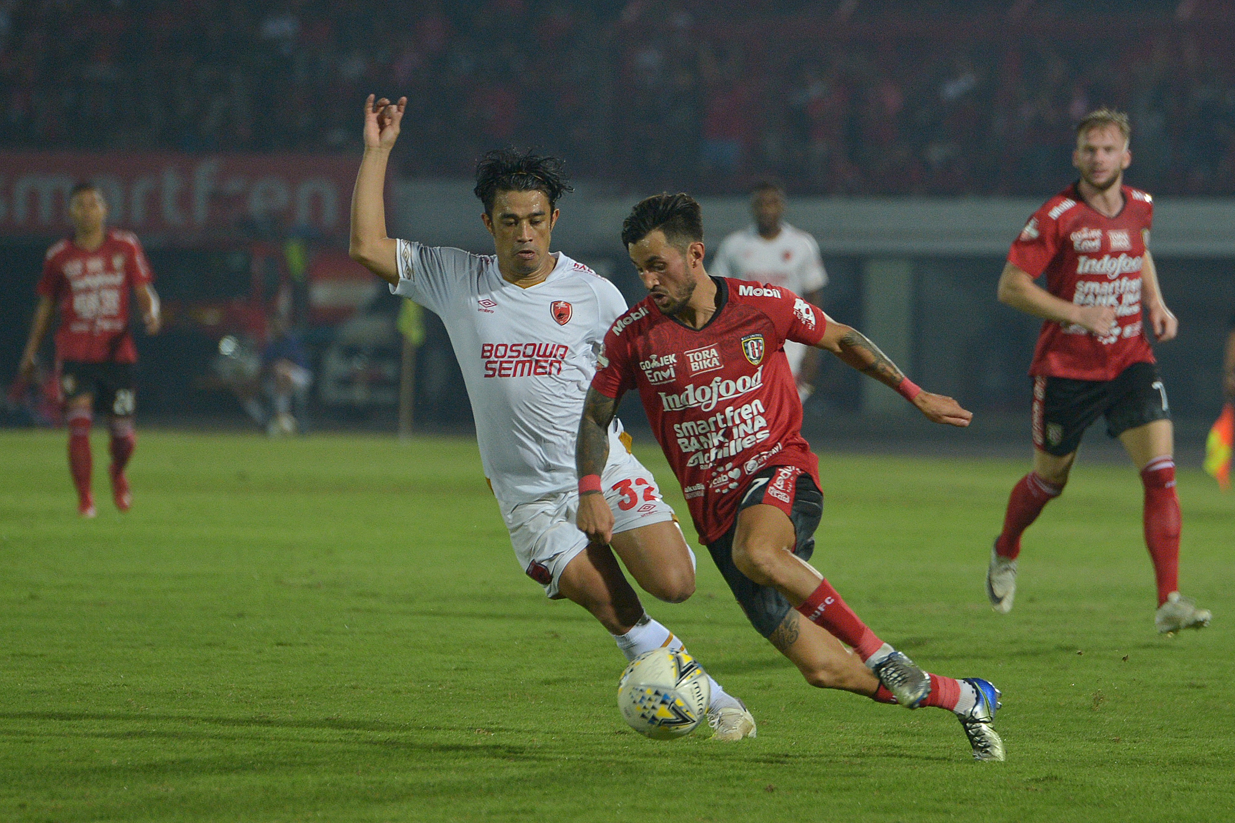  Pesepak bola Bali United Stefano Lilipaly (kedua kanan) berupaya menghindari pesepak bola PSM Makassar Beny Wahyudi 
