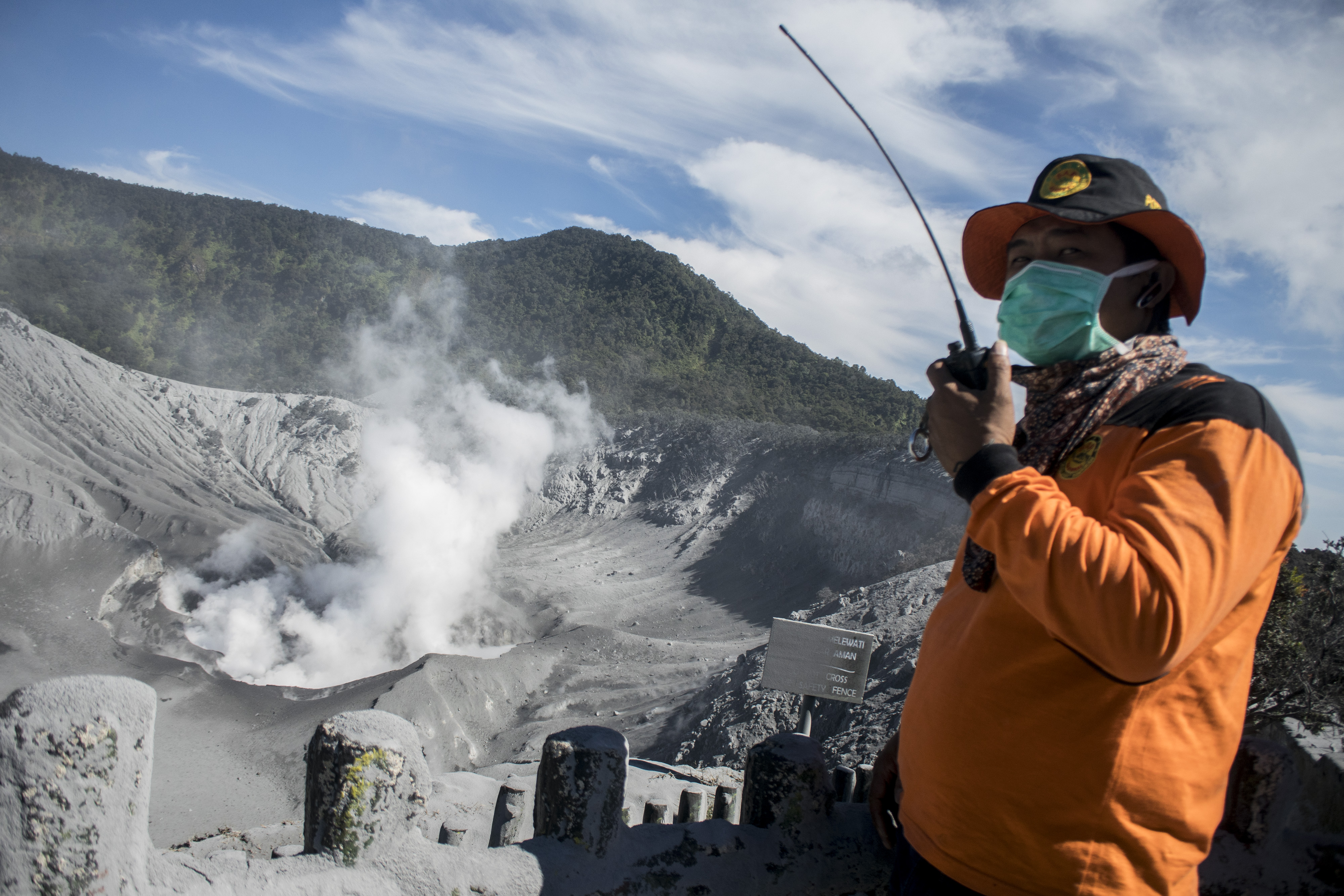 Petugas memantau aktivitas Kawah Ratu pascaletusan freatik di Gunung Tangkuban Parahu, Kabupaten Subang, Jawa Barat, Sabtu (27/7/2019). 