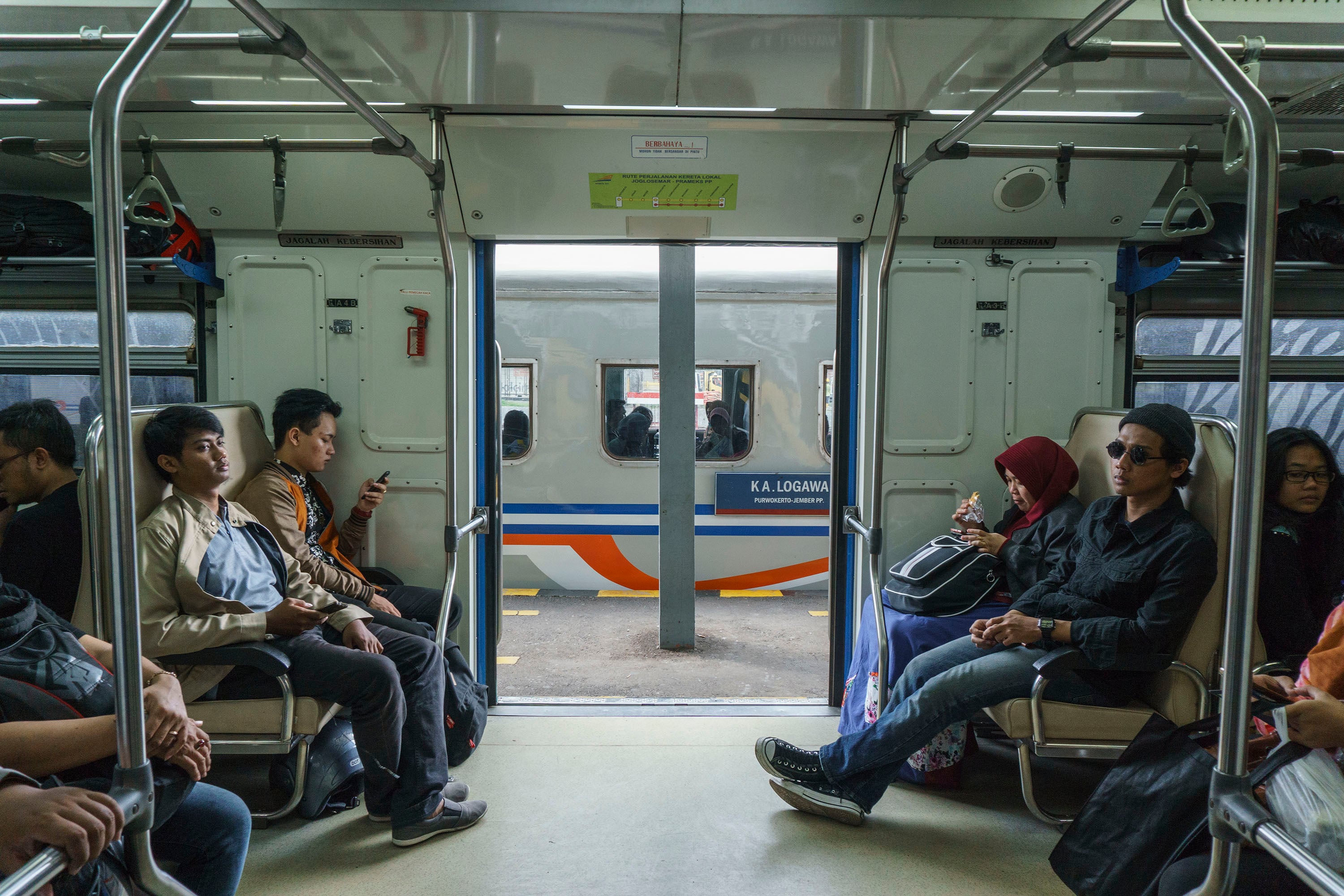 ilustrasi -- Penumpang duduk di gerbong Kereta Prambanan Ekspres (Prameks) di Stasiun Lempuyangan, DI Yogyakarta.