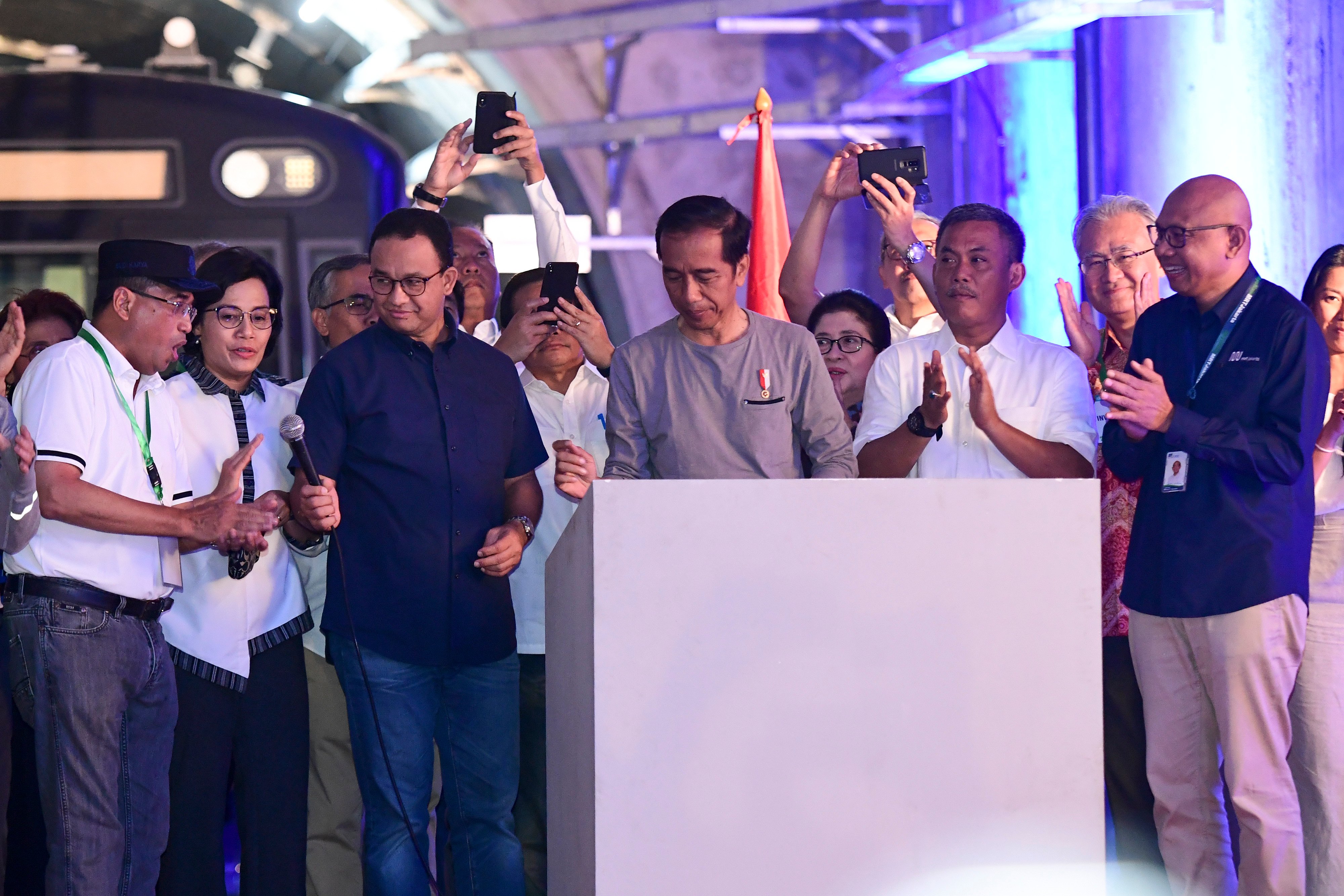 Gubernur DKI Jakarta Anies Baswedan (ketiga kiri) dan Ketua DPRD DKI Prasetyo (kedua kanan) mendampingi Presiden Jokowi.