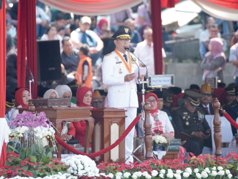 Gubernur Jawa Barat Ridwan Kamil memberikan sambutan pada Upacara Pengibaran Sang Merah Putih Tingkat Provinsi Jawa Barat.