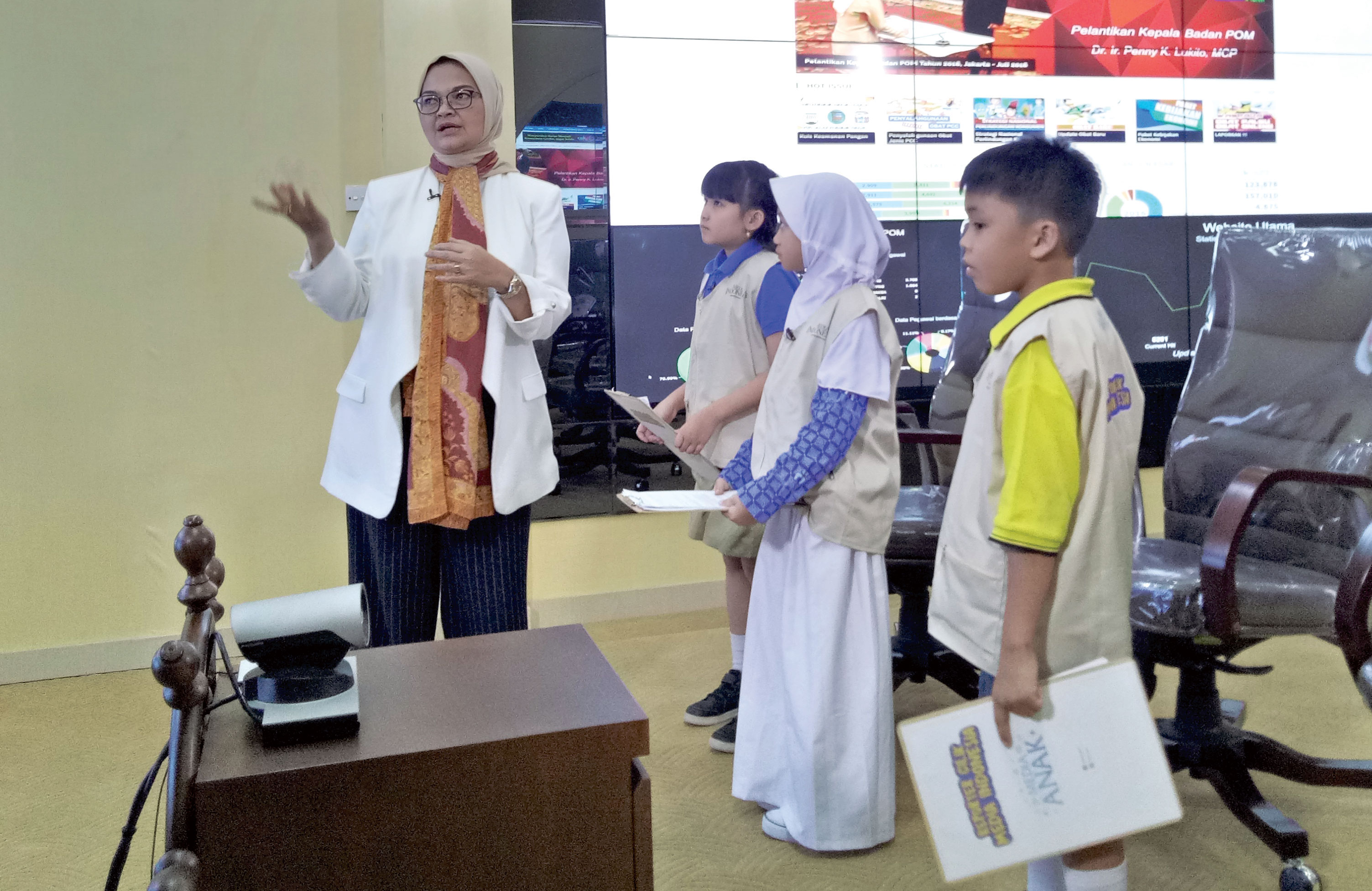 Kepala Badan POM, Ibu Penny Kusumastuti Lukito, saat diwawancarai Reporter Cilik (Repcil) di Kantor Badan POM Jakarta, Kamis (1/8).