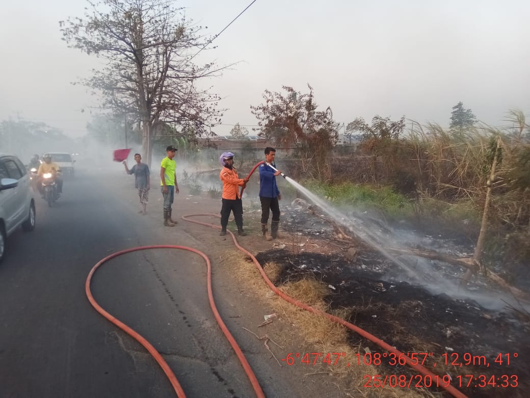 Upaya pemadaman ilalang terbakar di pinggir Tol Kanci Cirebon