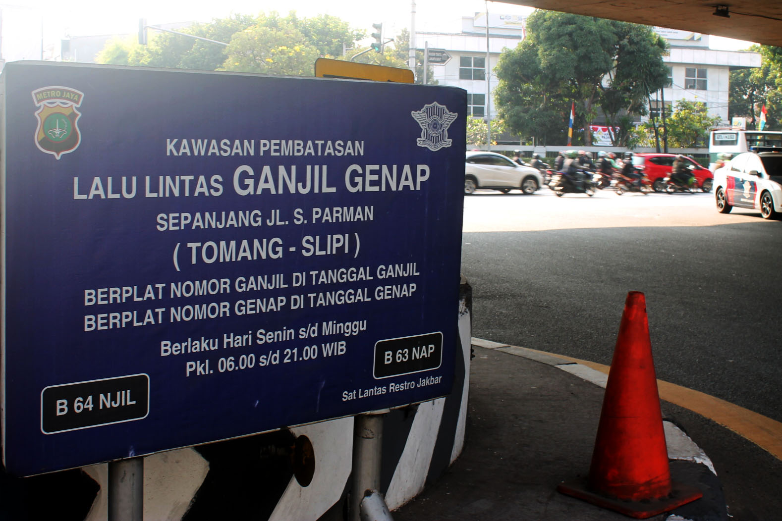  Rambu informasi perluasan ganjil genap Tomang-Slipi mulai terpasang di Simpang Tomang, Jakarta Barat.  