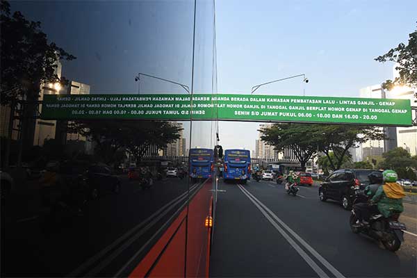 Kendaraan melintas di kawasan Jalan Jenderal Sudirman, Jakarta, Jumat (12/7/2019).