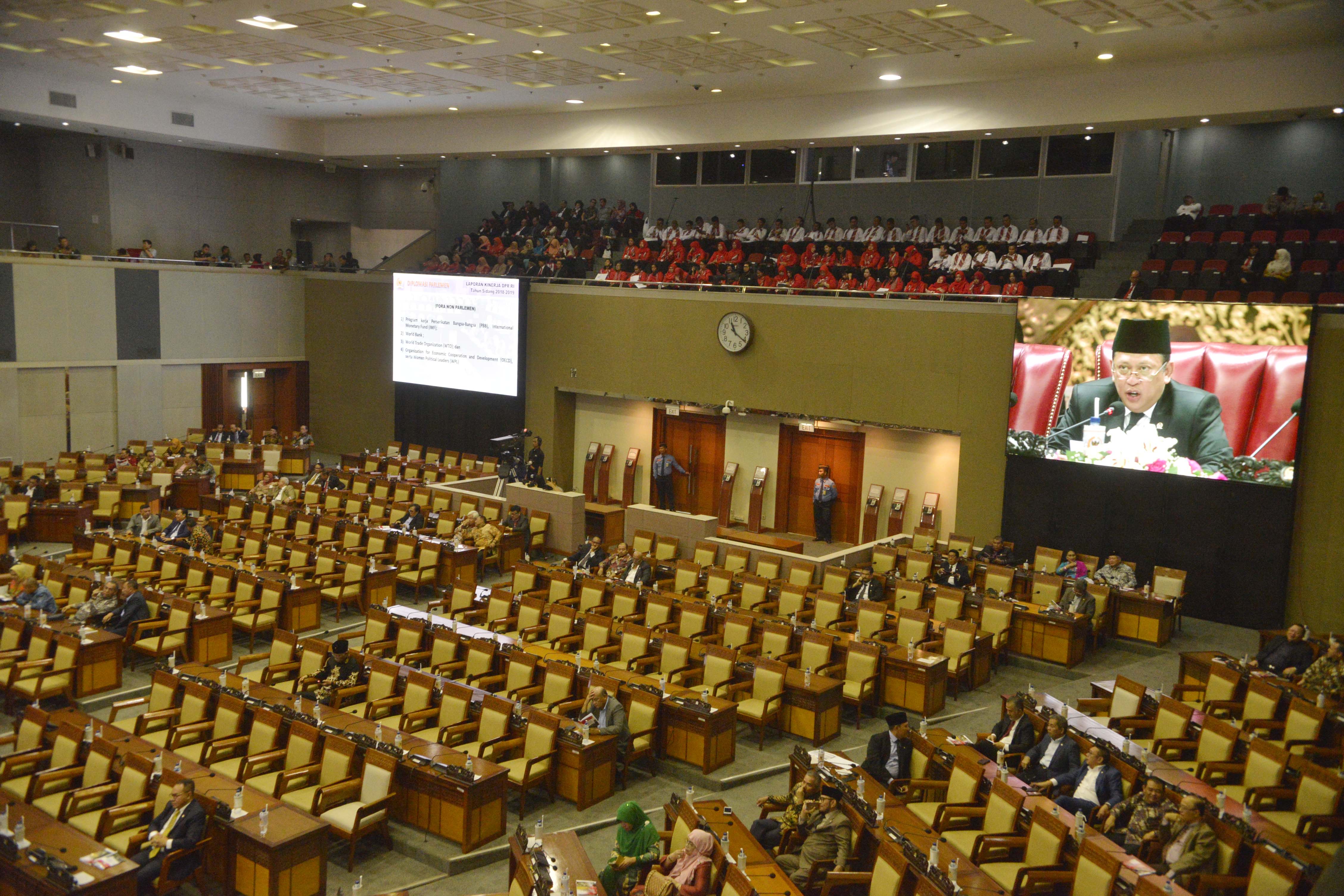 Ketua DPR Bambang Soesatyo memimpin Rapat Paripurna ke-5 DPR Masa Persidangan I Tahun Sidang 2019-2020 di Kompleks Parlemen, Senayan