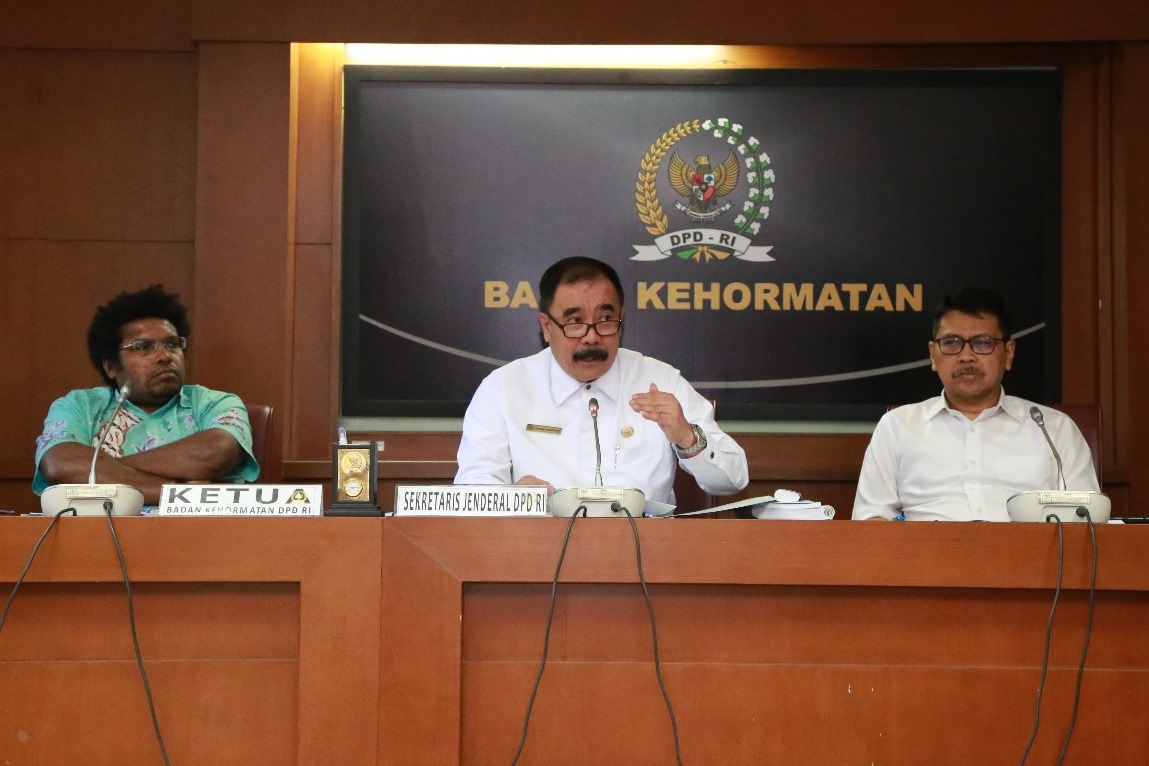 Sekjen DPD RI Reydonnyzar 'Donny' Moenek (tengah) saat konferensi pers di Gedung DPD RI, Jakarta (21/8).