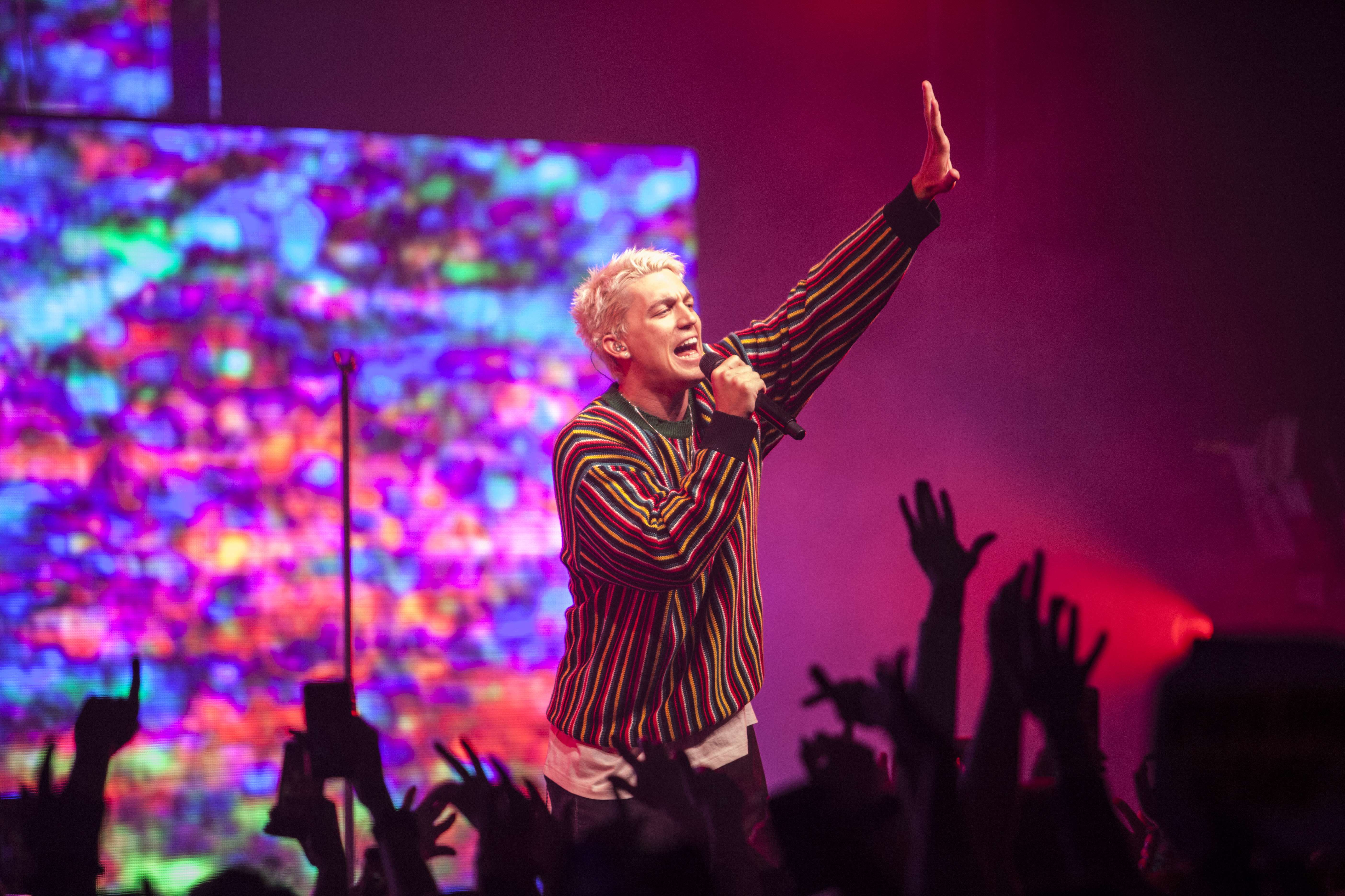 Paul Klein dari LANY. Konser malam ini (13/8) di Jakarta gagal karena faktor listrik. 