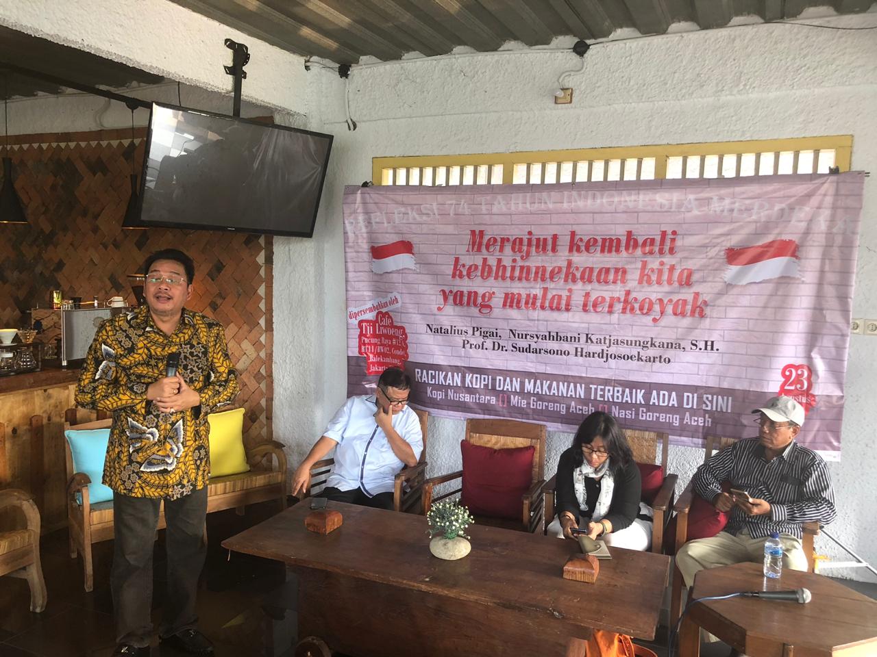 Konsultan politik Denny JA saat menjadi pembicara dalam sebuah diskusi di Jakarta, Jumat (23/8).