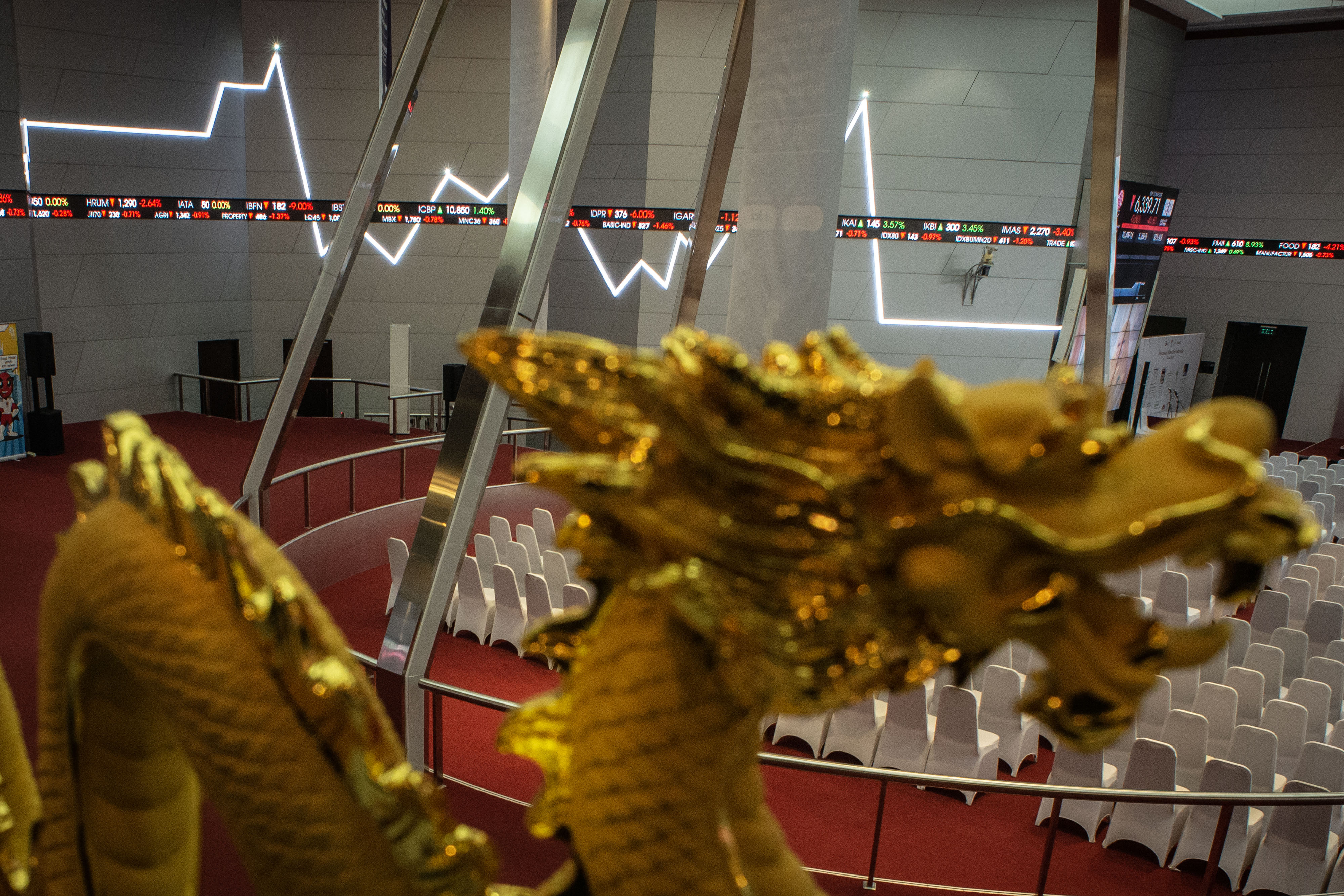 Grafik pergerakan saham di gedung Bursa Efek Indonesia, Jakarta.