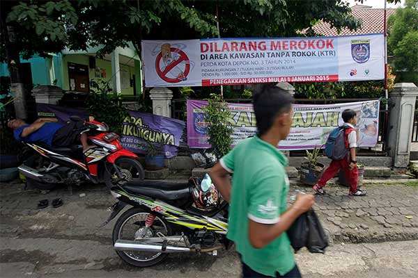 Ilustrasi -- Kawasan Tanpa Rokok (KTR) yang terpasang di berbagai tempat di Depok, Jawa Barat, Senin (8/12). 