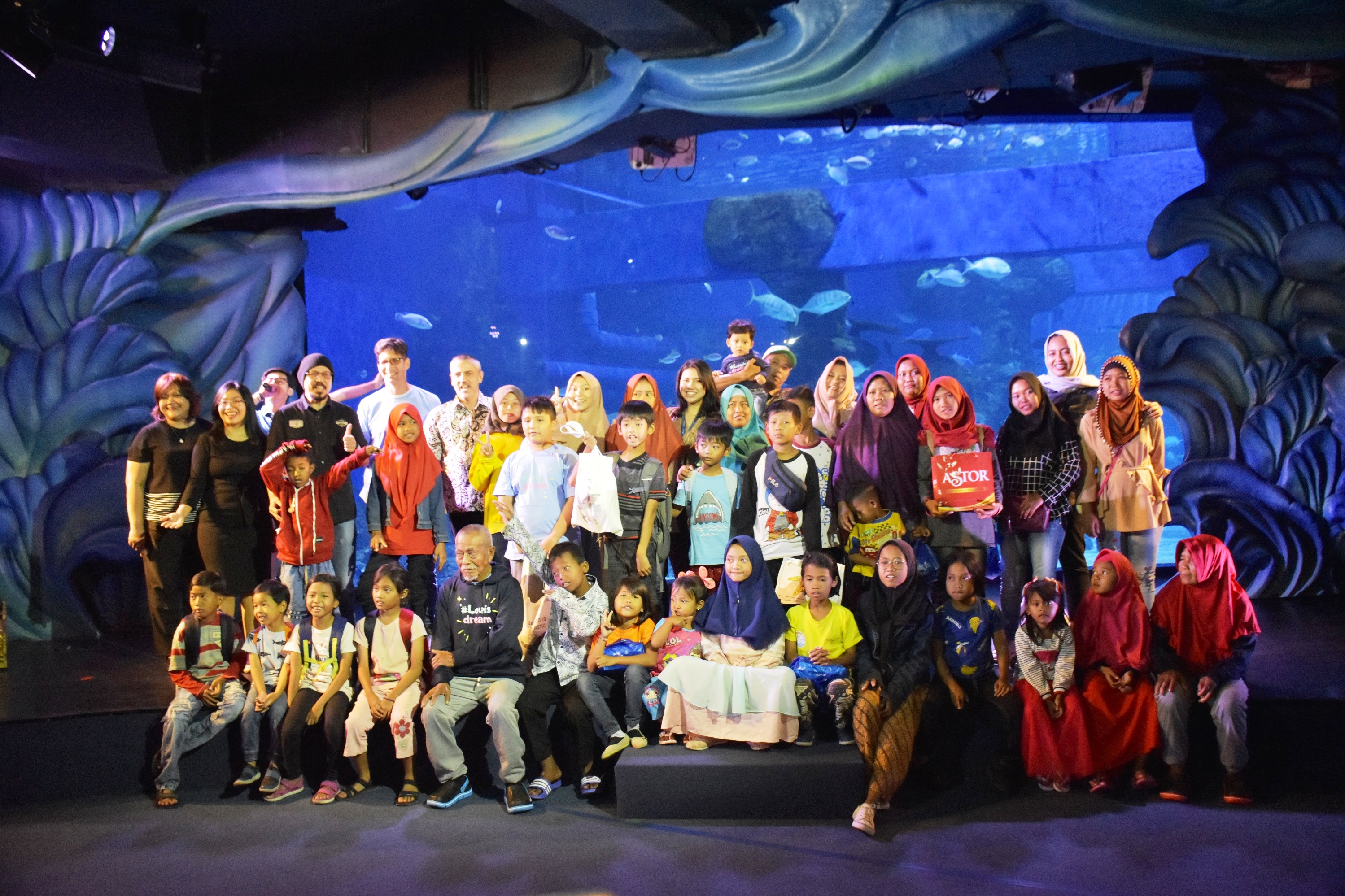 Jakarta Aquarium meberima kunjungan anak-anak warga Bantar Gebang, Bekasi.