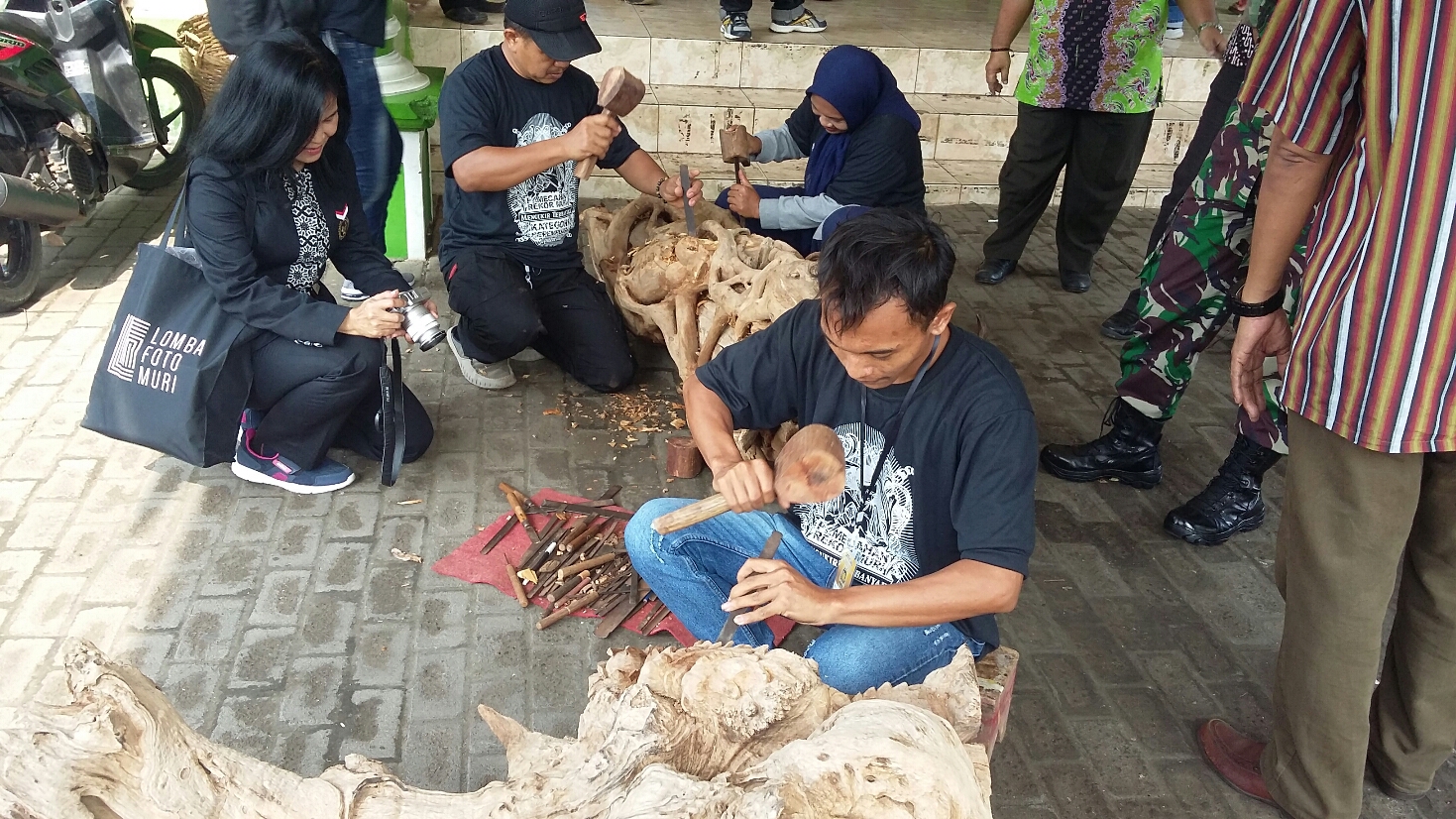 industri ekonomi kratif Indonesia tumbuh secara pisitif hingga mampu menyumbang terhadap Produk Domestik Bruto