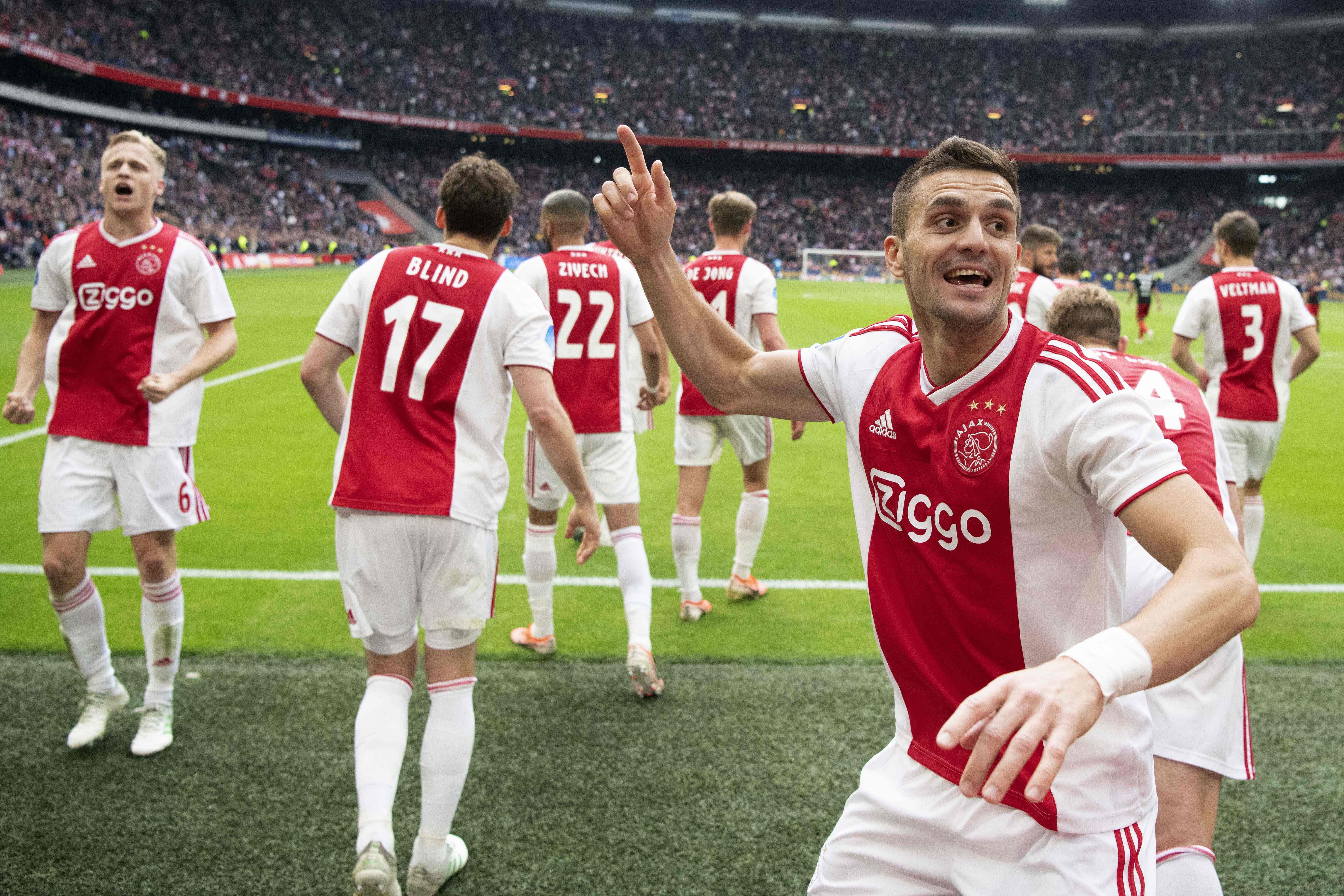 Para pemain Ajax merayakan kemenangan 4-1 mereka di akhir pertandingan sepak bola  Ajax melawan FC Utrecht