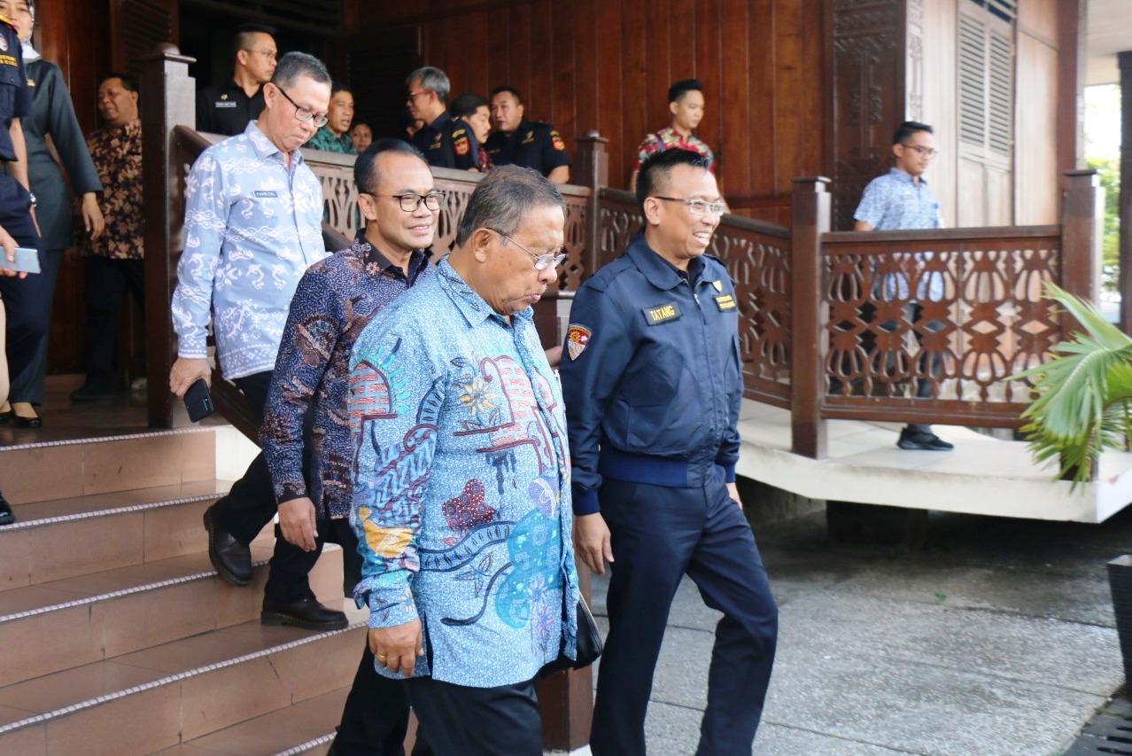 Menko Perekonomian Darmin Nasution mengunjungi Perusahaan Penerima Fasilitas Kawasan Berikat di Lampung.