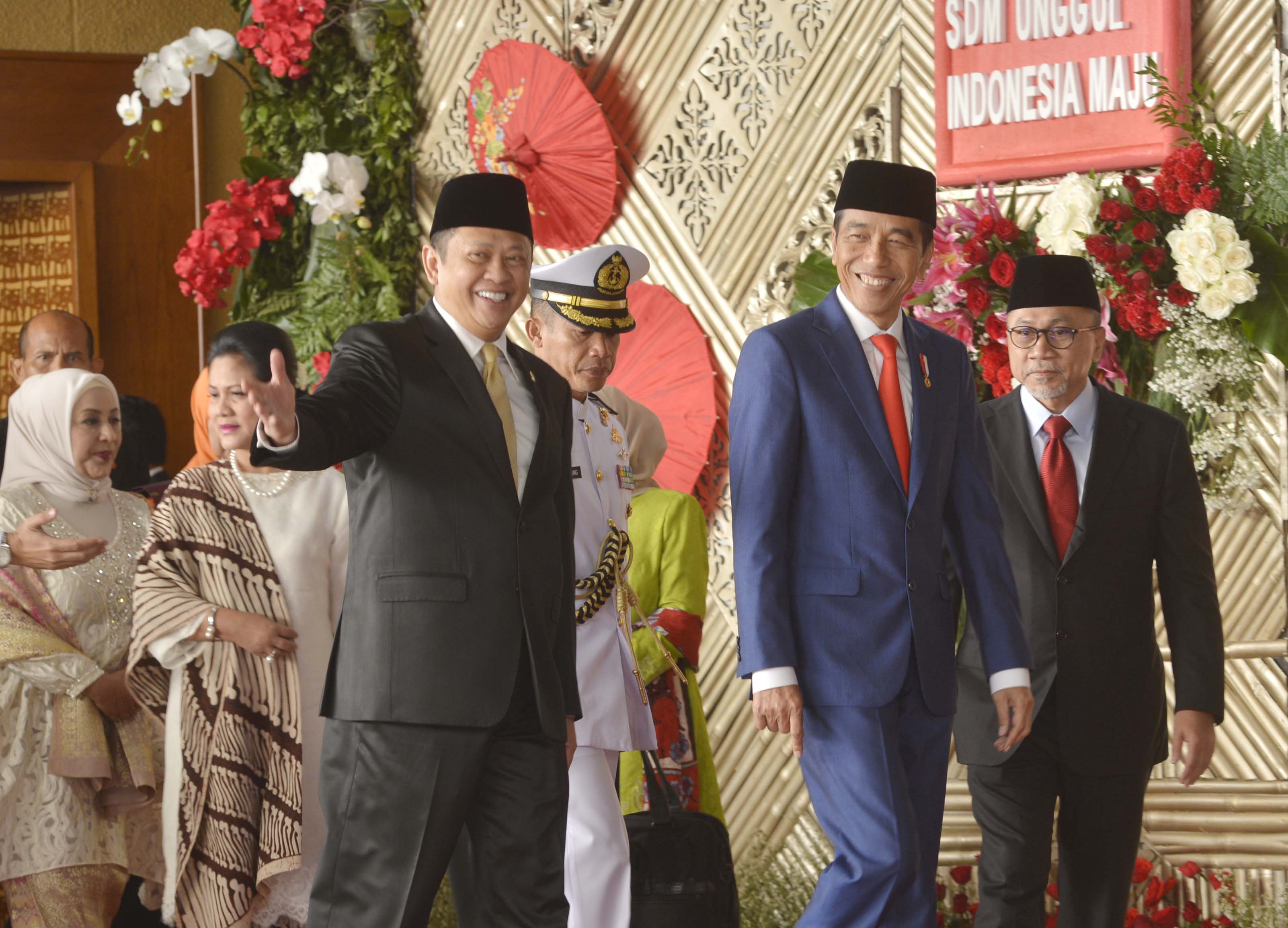 Ketua DPR RI Bambang Soesatyo bersama Presiden Joko Widodo (tengah) dan Ketua MPR RI Zulkifli Hasan (kanan).