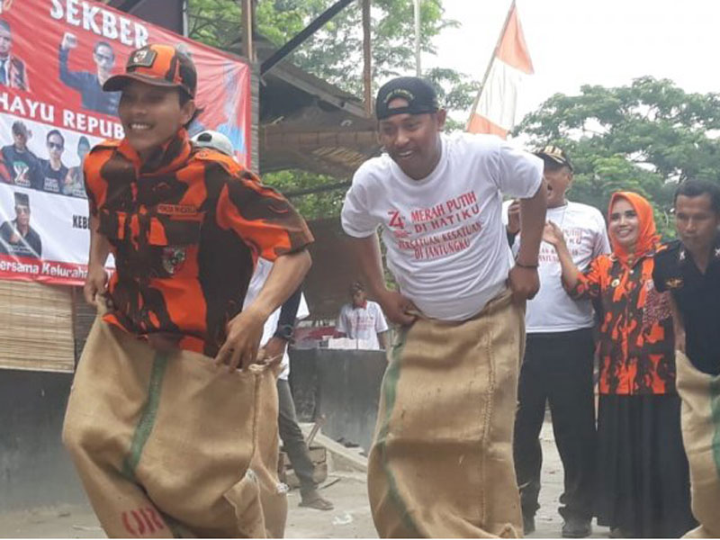 Balap karung salah satu kegiatan peringatan HUT ke-74 RI oleh tiga Ormas Jabodetabek.