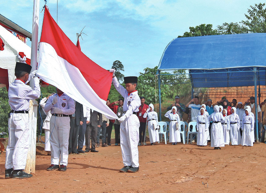 Sejumlah siswa Sekolah Tapal Batas Ibtidaiyah Ar-Rasyid mengikuti upacara bendera di dekat wilayah perbatasan di Desa Sungai Limau, Sebatik