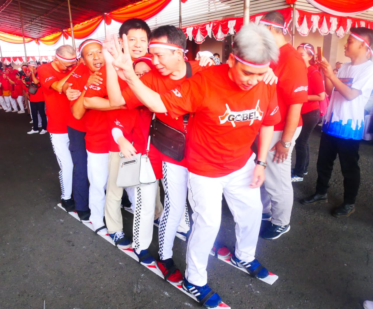 Direksi Panasonic mengikuti lomba di pesta karyawan