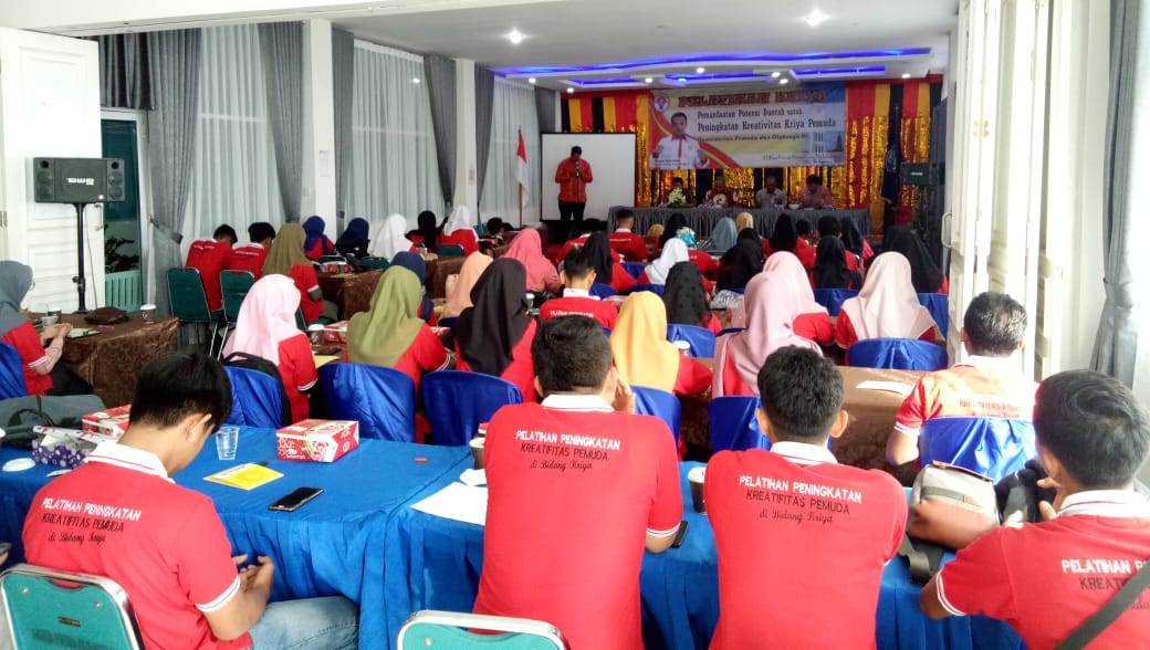 Pelatihan kriya yang digelar Kemenpora di Aula Stikes Prima Nusantara, Bukit Tinggi, Sumatra Barat.