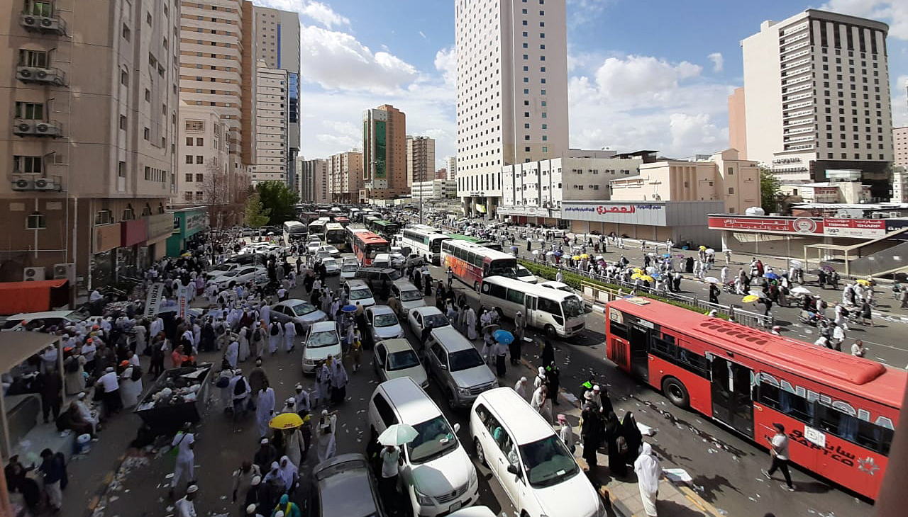 Jutaan umat Islam mulai kembali dari Mina ke Mekah.