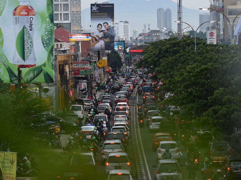 Kendaraan bermotor berjalan tersendat dalam kemacetan di kawasan Margonda, Depok, Jawa Barat.