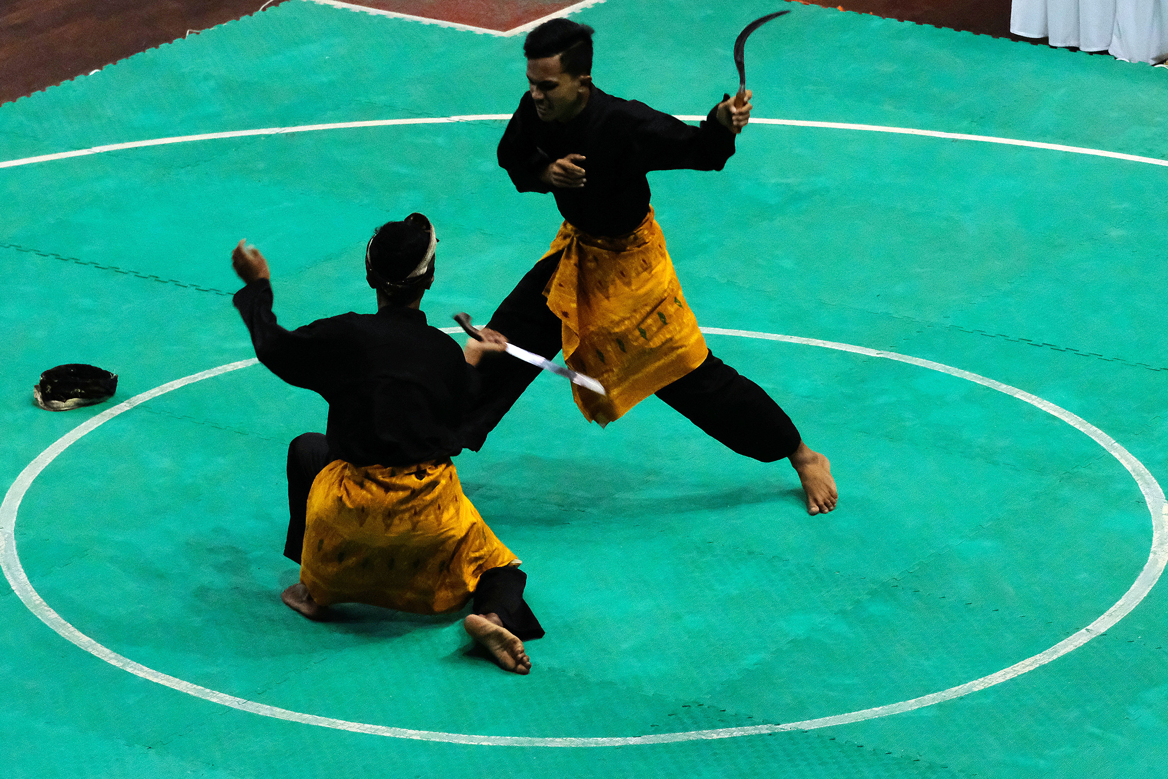  Pesilat dari perguruan Pencak Silat Bintang Timur memperagakan jurus saat bertanding pada kategori seni ganda putra bersenjata 