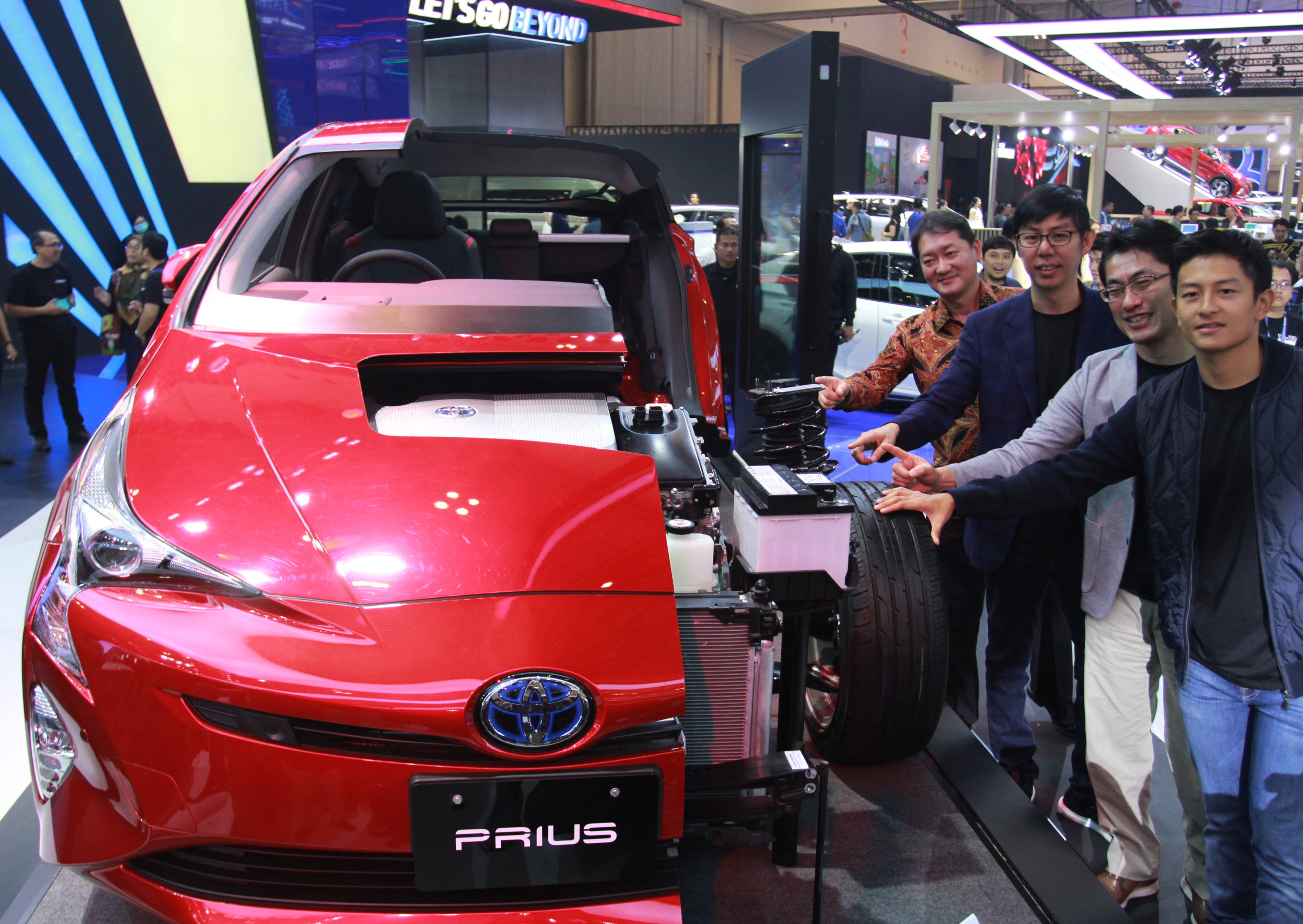 Toyota Prius Gen-4 X-Ray yang ditampilkan di booth Toyota pada GIIAS 2019 di ICE BSD City, Tangerang, Banten, Jumat (19/7).
