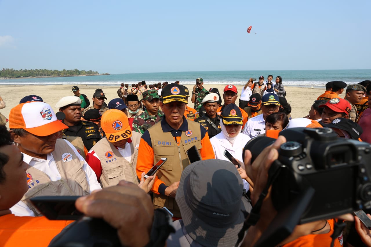 Kepala BNPB Doni Mordano dan Kepala BMKG Dwikorita di Pandeglang, Rabu (15/8). 