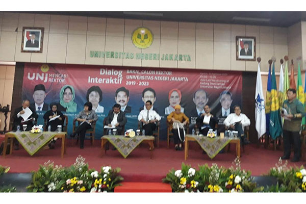 Proses verifikasi dokumen yang menetapkan 8 Bakal Calon Rektor dalam Rapat Pleno Senat UNJ.