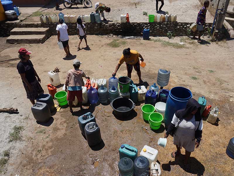 Warga mengantre memperoleh air bersih yang disalurkan Lembaga Kemanusiaan ACT di Dusun Lompio, Sulawesi Tengah, Kamis (22/8/2019). 