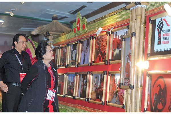 Ketua Umum PDI Perjuangan Megawati Soekarnoputri (kanan) didampingi Politikus PDI Perjuangan Prananda Prabowo