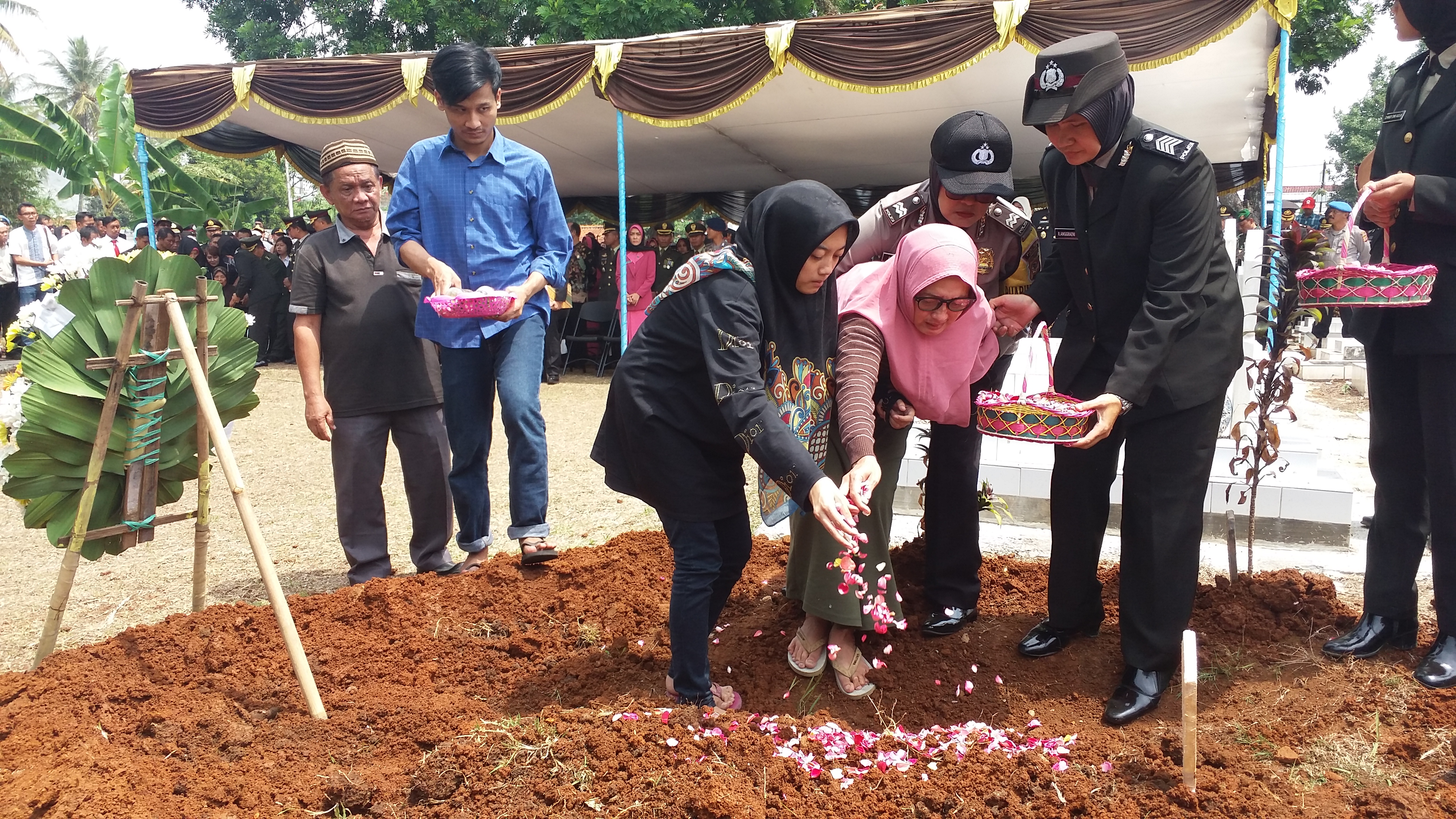 Istri dan Anak Almarhum Ipda Erwin Taburkan Bunga. 