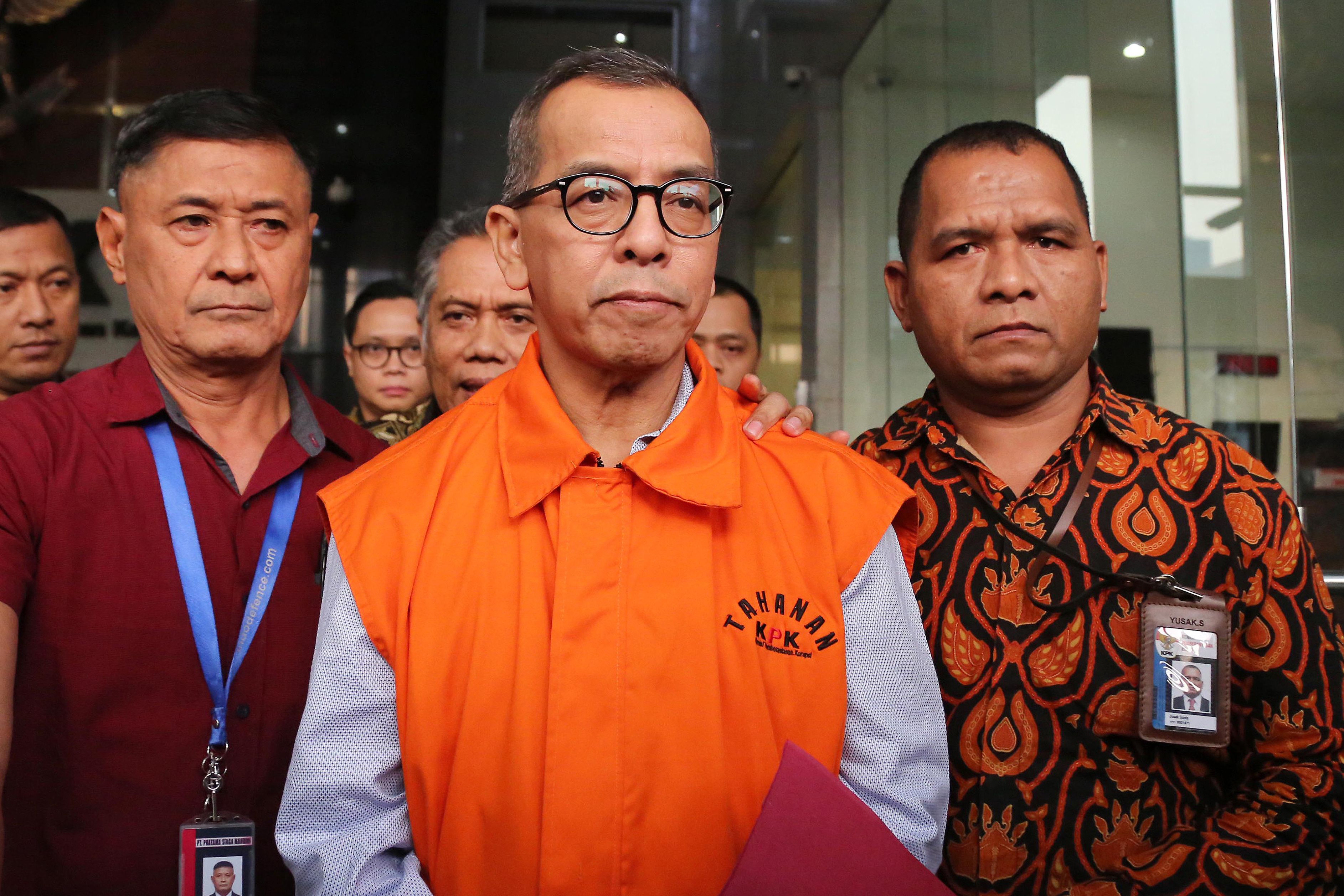 Mantan Dirut Garuda Emirsyah Satar (tengah)