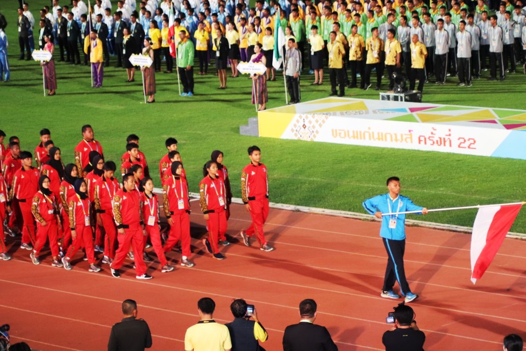 Parade Kontingen Indonesia saat melewati panggung kehormatan saat pembukaan  Khon Kaen Games 2019.