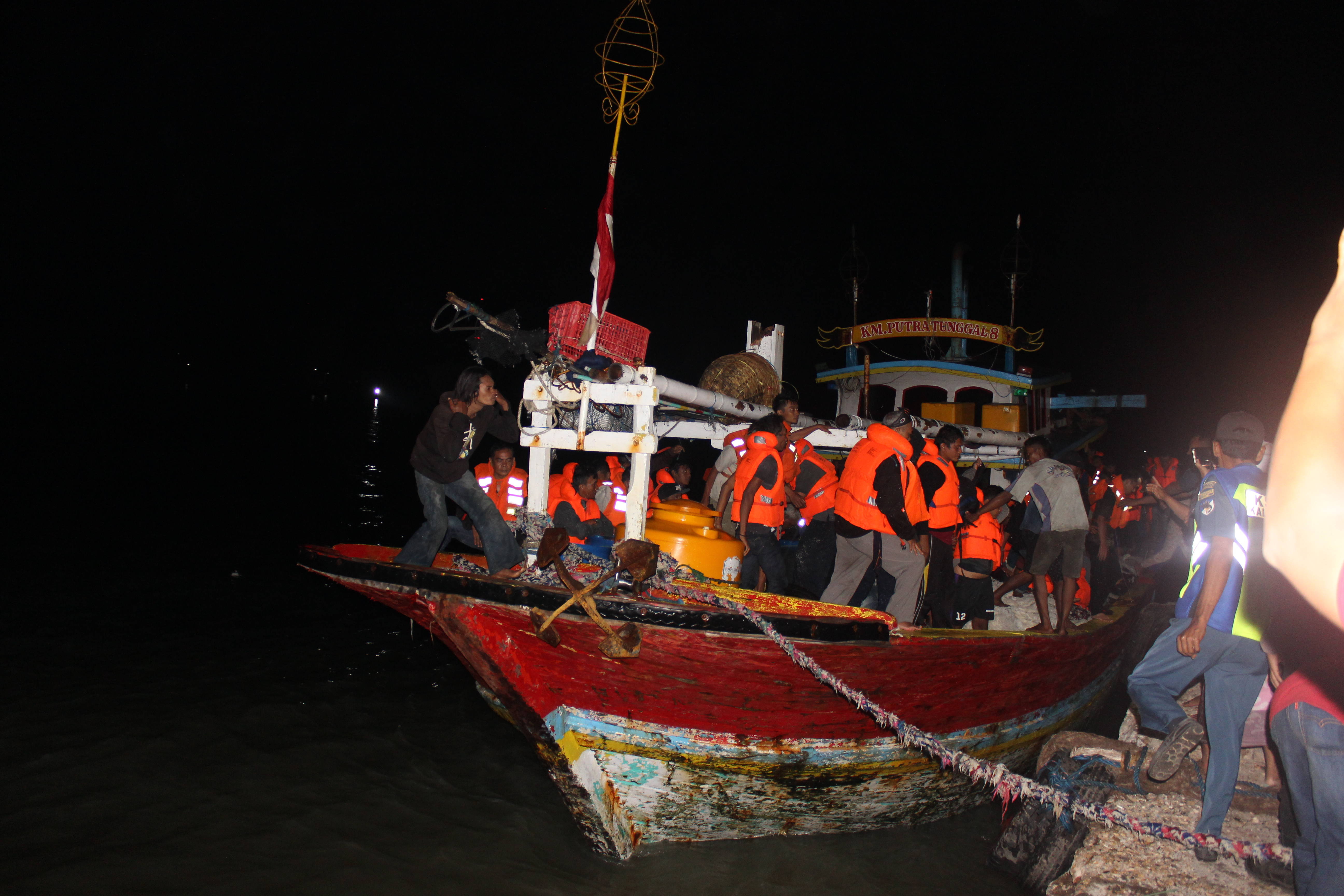 Korban KM Santika Nusantara yang terbakar turun dari perahu nelayan yang membawanya di Pelabuhan Kalianget, Sumenep, Jawa Timur