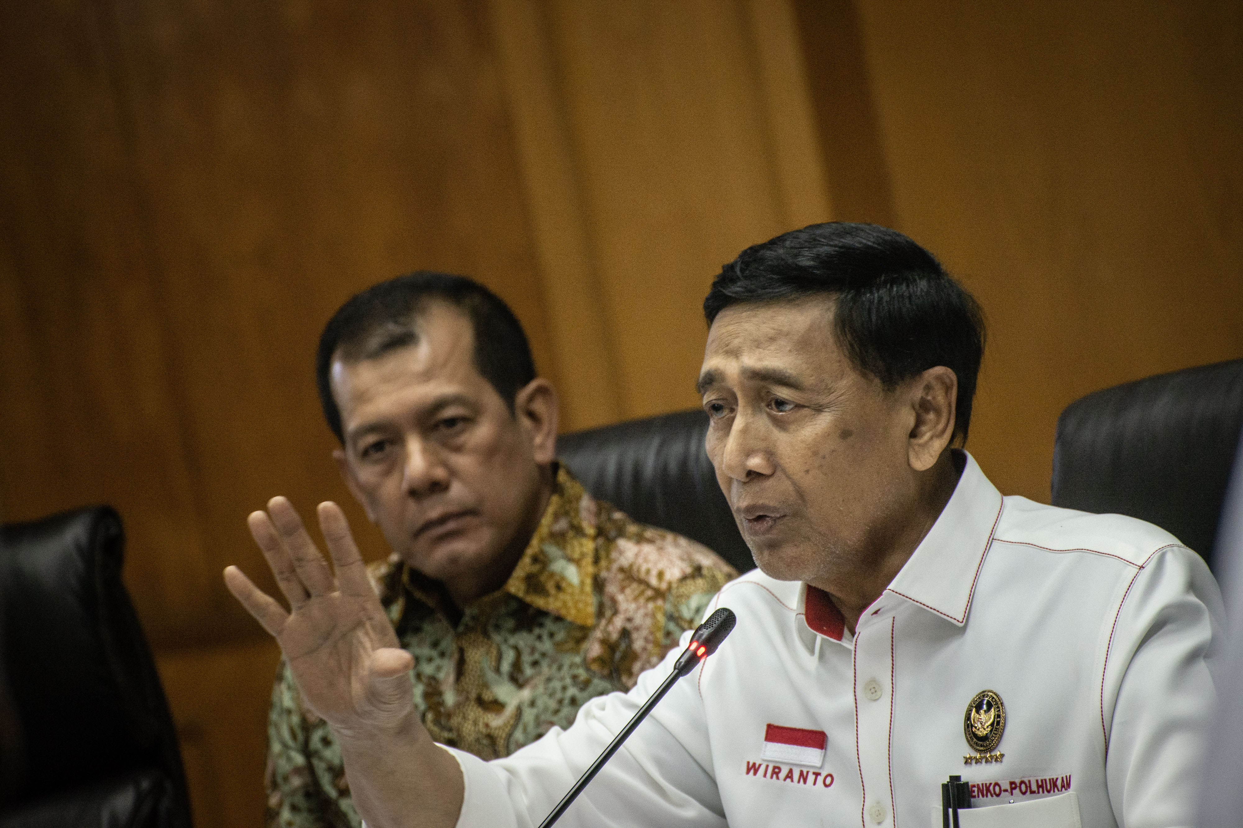 RAKORSUS PENGENDALIAN KARHUTLA: Menko Polhukam Wiranto (kanan) didampingi Kepala Badan Nasional Penanggulangan Bencana (BNPB) Doni Monardo 